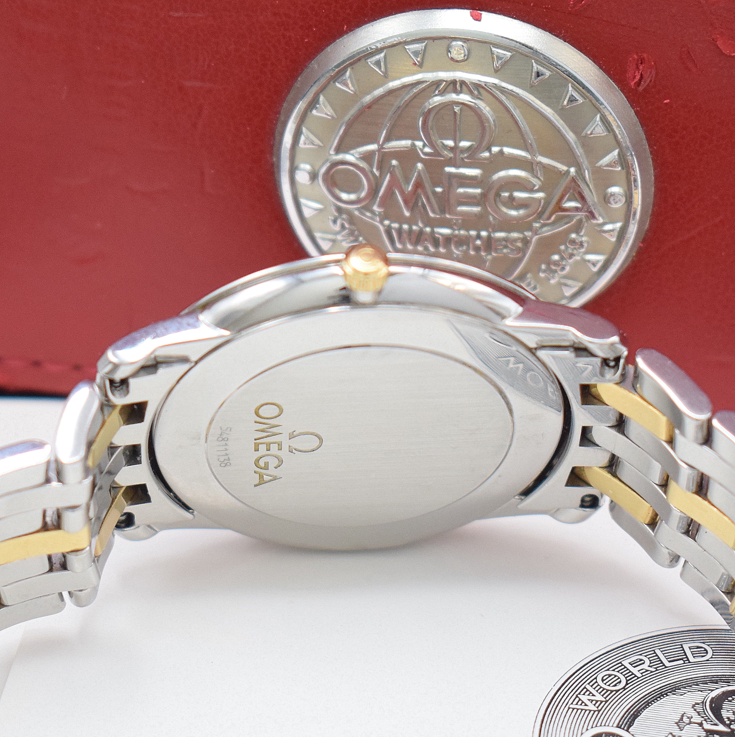 Detail e: OMEGA elegante Herrenarmbanduhr in Stahl/Gold Referenz 43103100, Schweiz um 1995, quarz, flaches Geh., Boden aufgedr., orig. Stahl/ Gold-Gliederband, ...