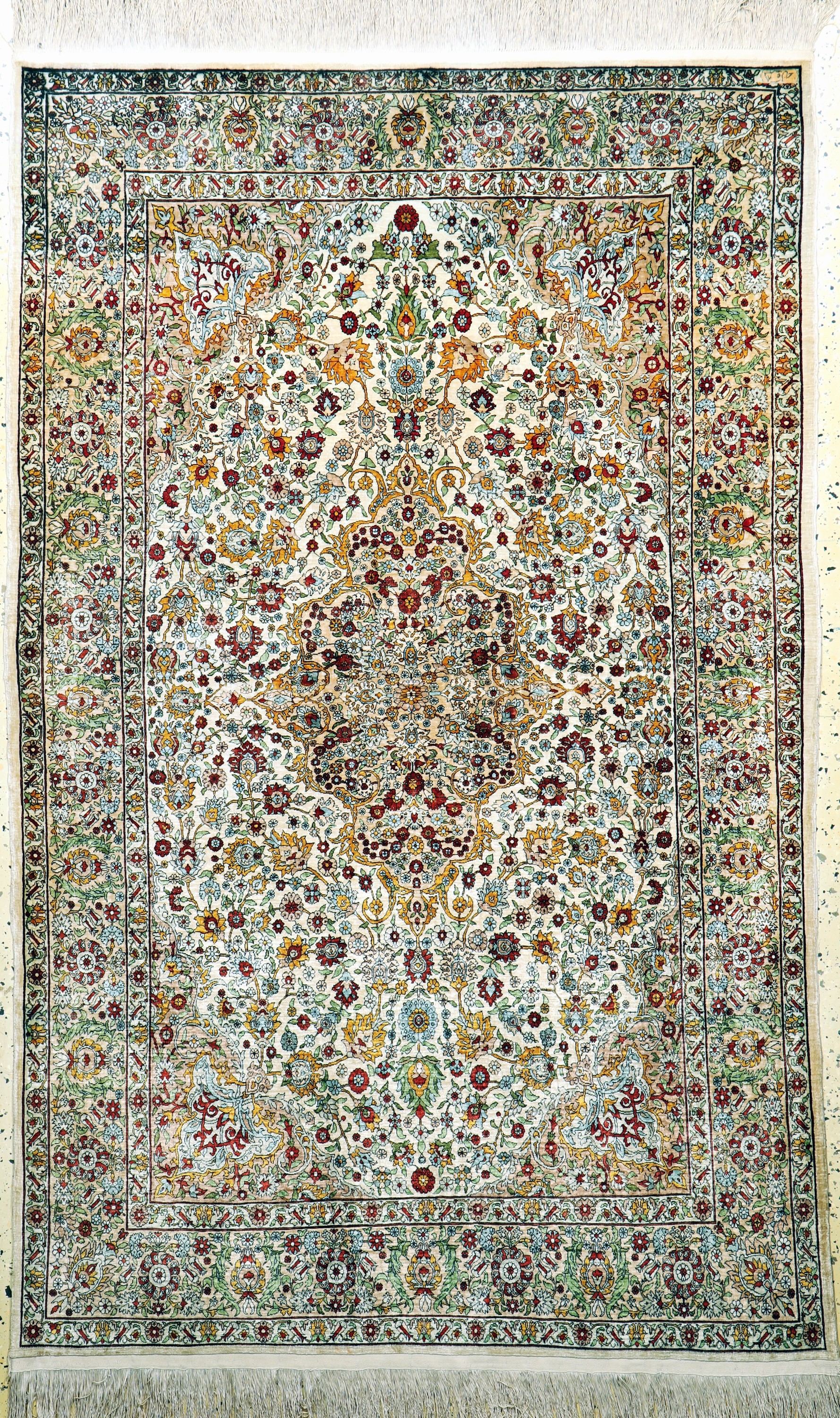 Hereke fein sign., Türkei, Mitte 20.Jhd., reine Naturseide, ca. 189 x 118 cm, EHZ: 2, oben verfärbt