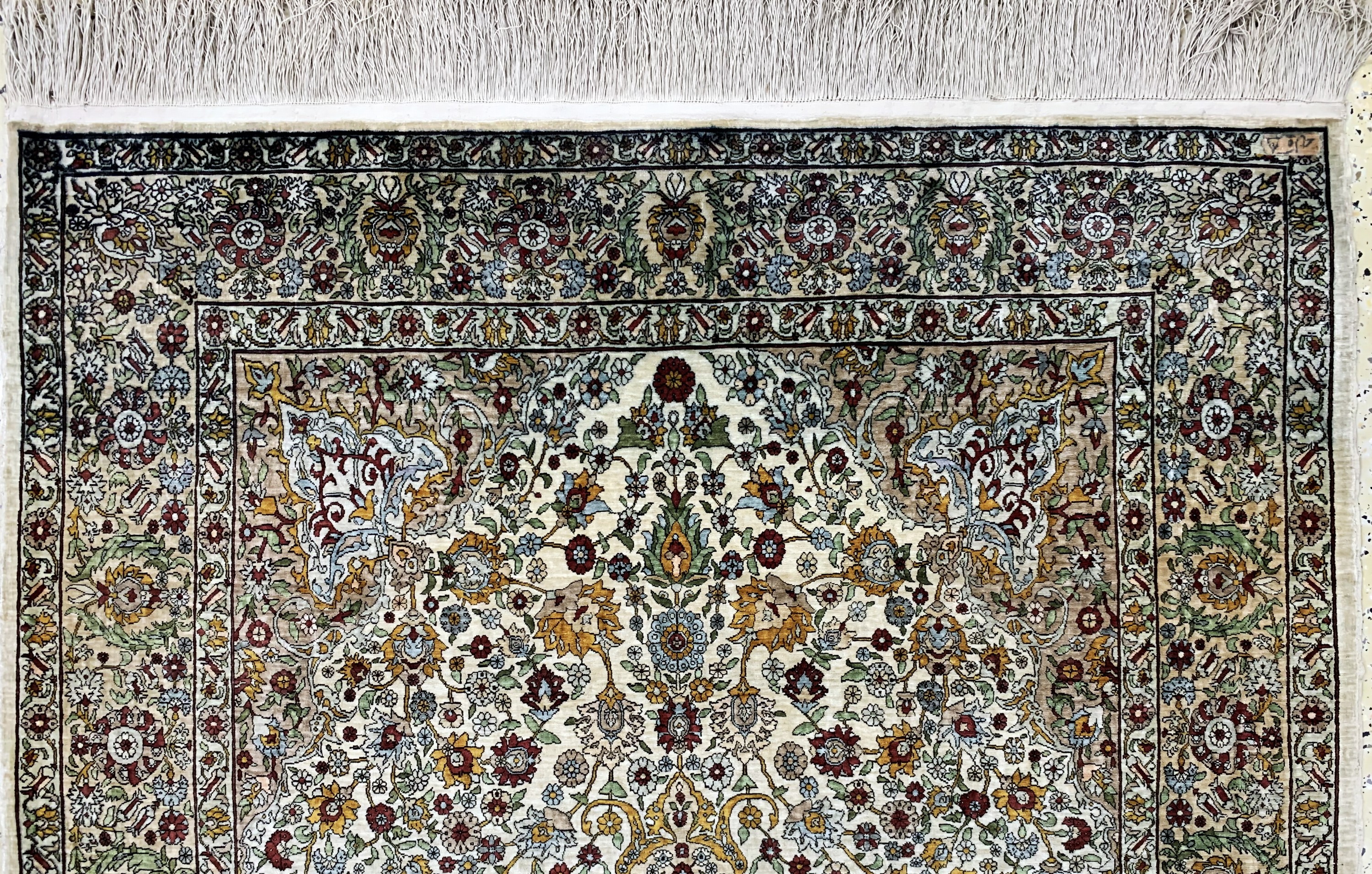 Detail a: Hereke fein sign., Türkei, Mitte 20.Jhd., reine Naturseide, ca. 189 x 118 cm, EHZ: 2, oben verfärbt