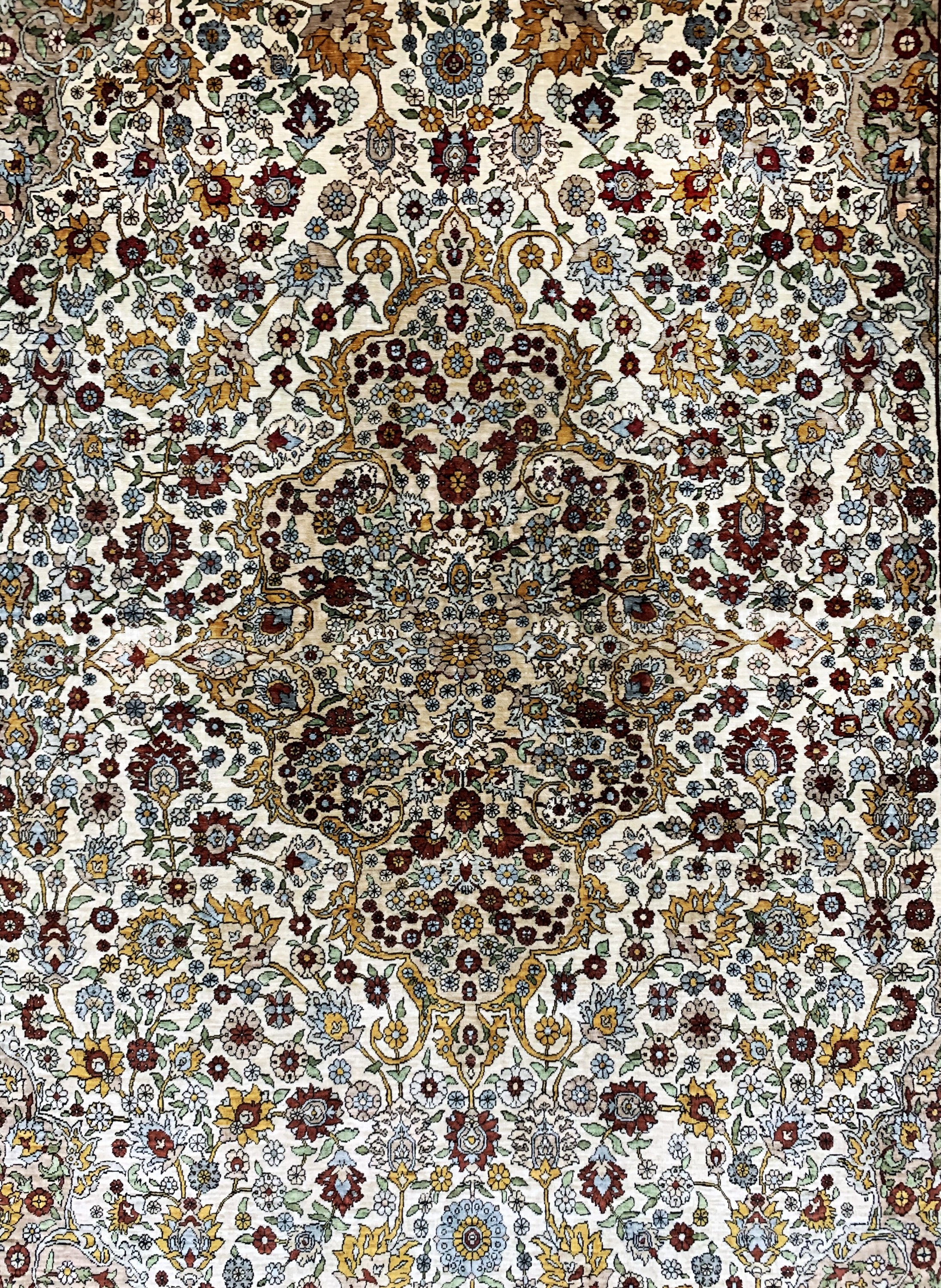 Detail b: Hereke fein sign., Türkei, Mitte 20.Jhd., reine Naturseide, ca. 189 x 118 cm, EHZ: 2, oben verfärbt