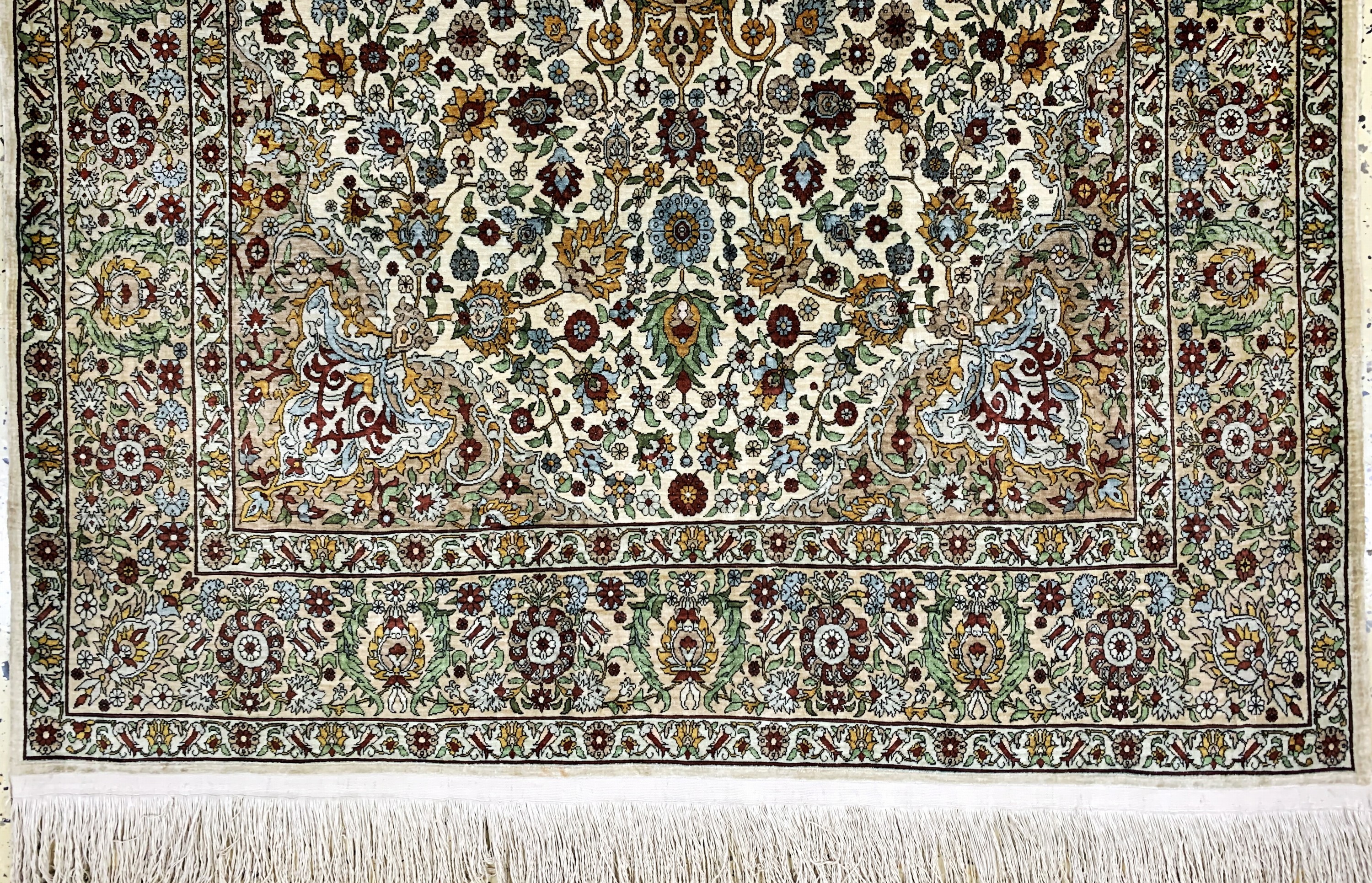 Detail c: Hereke fein sign., Türkei, Mitte 20.Jhd., reine Naturseide, ca. 189 x 118 cm, EHZ: 2, oben verfärbt