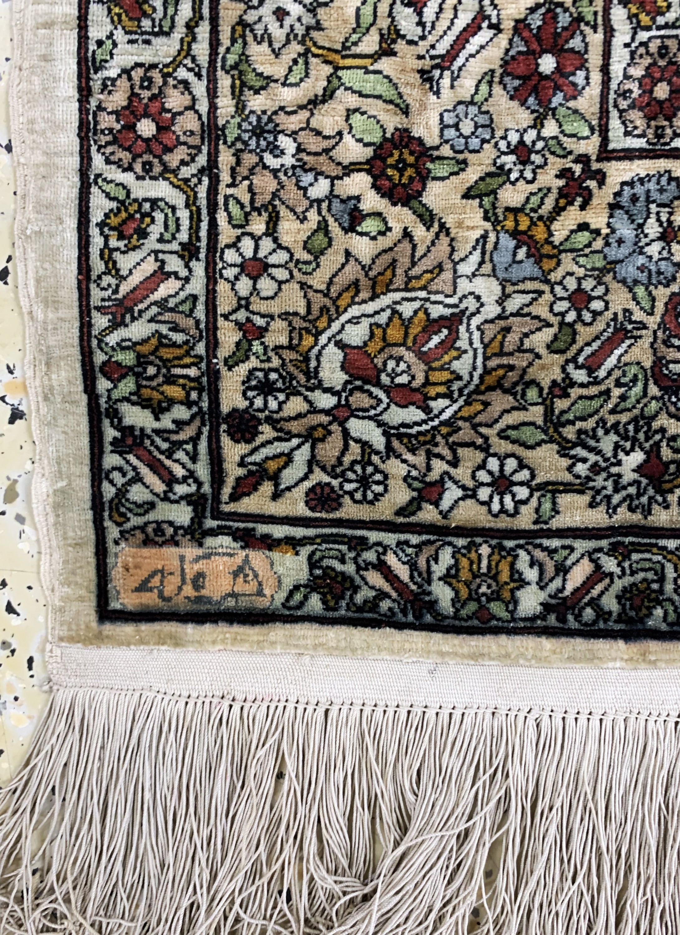 Detail d: Hereke fein sign., Türkei, Mitte 20.Jhd., reine Naturseide, ca. 189 x 118 cm, EHZ: 2, oben verfärbt