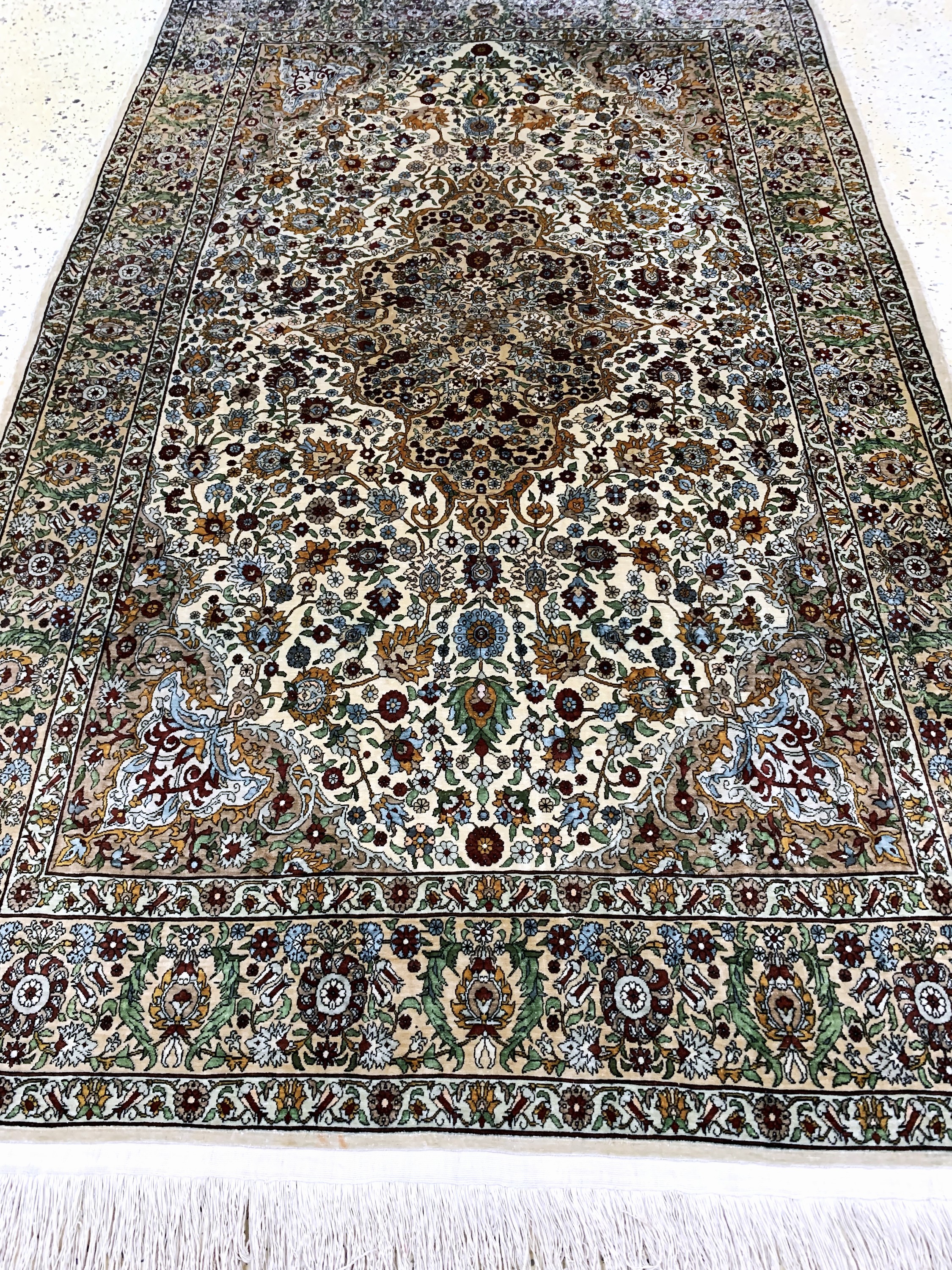 Detail e: Hereke fein sign., Türkei, Mitte 20.Jhd., reine Naturseide, ca. 189 x 118 cm, EHZ: 2, oben verfärbt