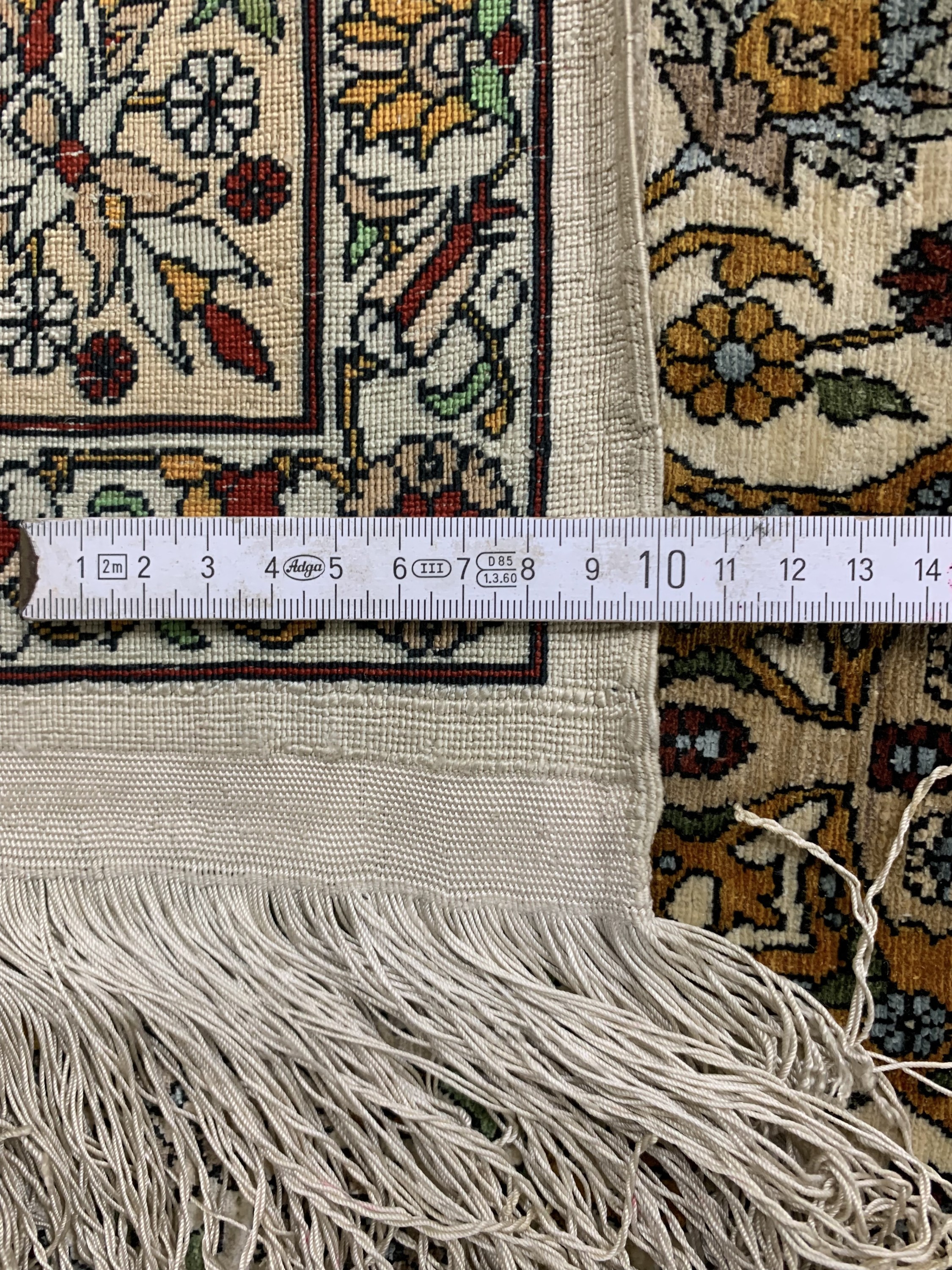 Detail f: Hereke fein sign., Türkei, Mitte 20.Jhd., reine Naturseide, ca. 189 x 118 cm, EHZ: 2, oben verfärbt