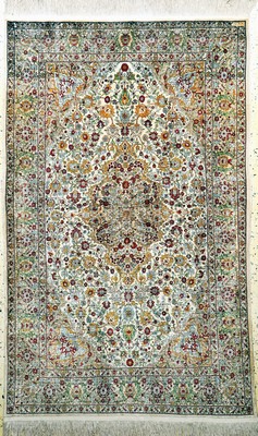 Image Hereke fein sign., Türkei, Mitte 20.Jhd., reine Naturseide, ca. 189 x 118 cm, EHZ: ...