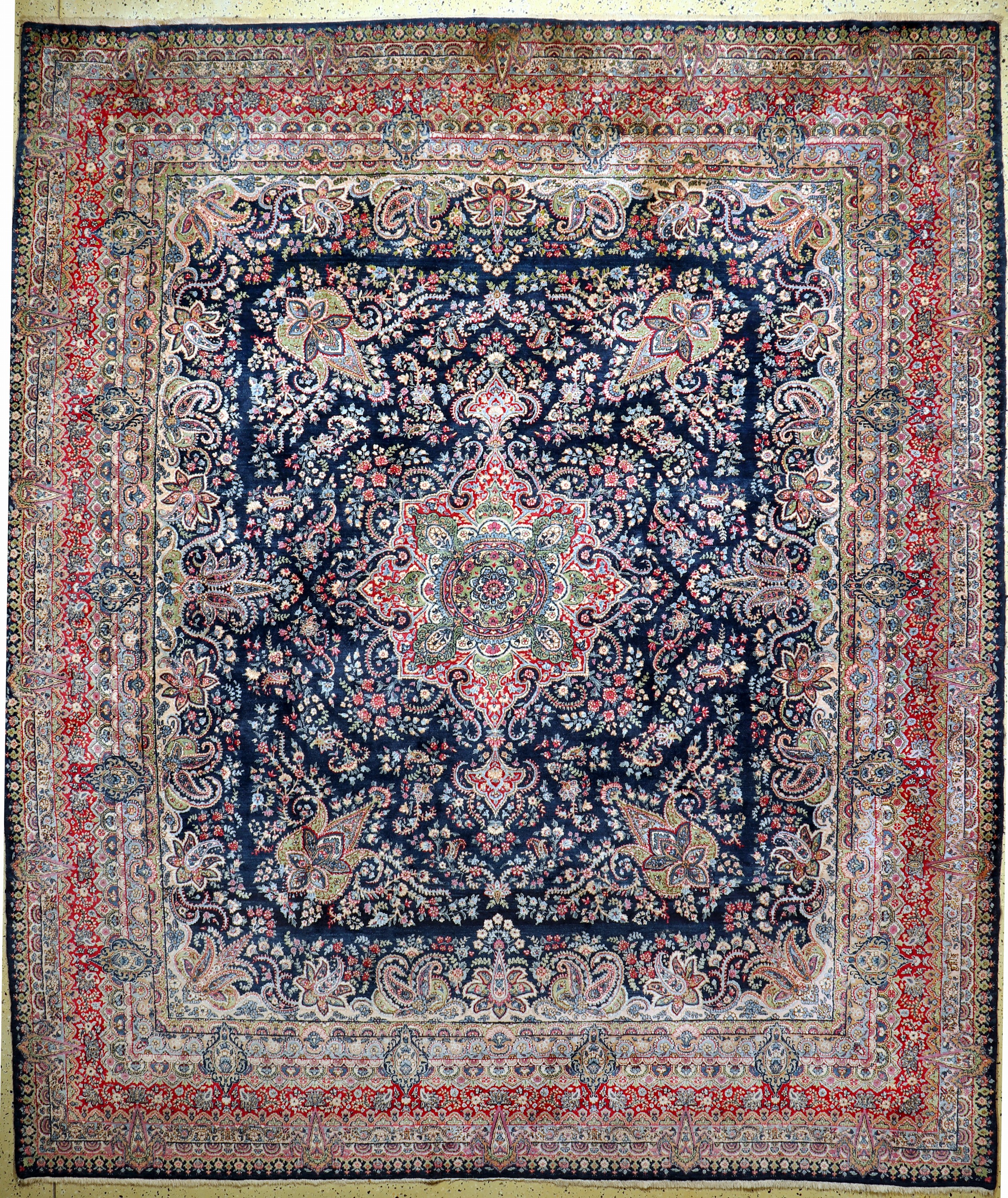 Kerman"Lawar" fein alt, Persien, Anfang 20.Jhd, Wolle auf Baumwolle, ca. 350 x 300 cm,Reinigungsbedürftig, EHZ: 2