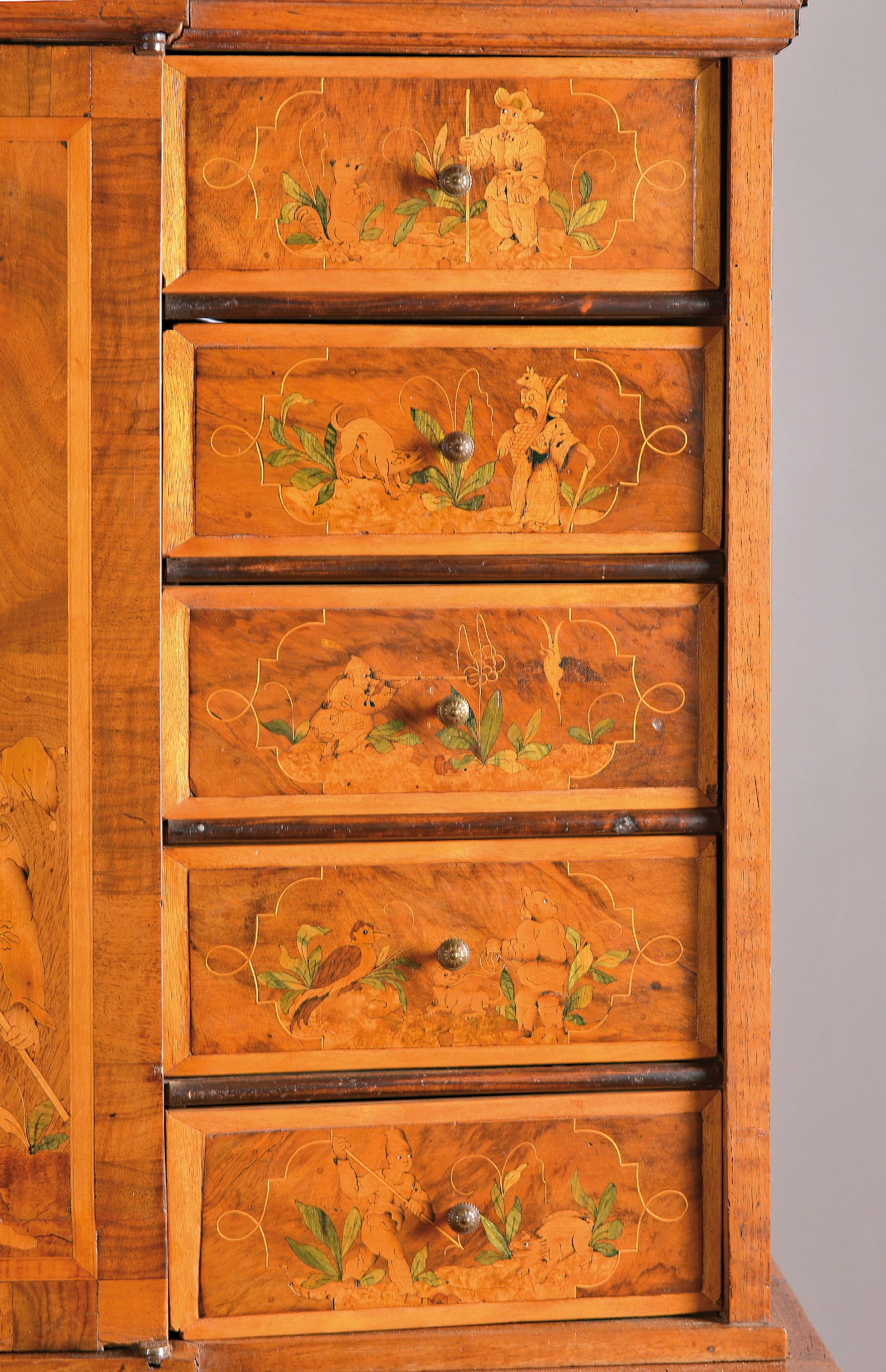 Detail a: Aufsatzsekretär, süddeutsch, 18. Jh., Nussbaumfurnier, dreiteilig, Aufsatz mit 10 Schubladen und einer Tür, Kommodenunterteil mit 5 Schubladen, ...