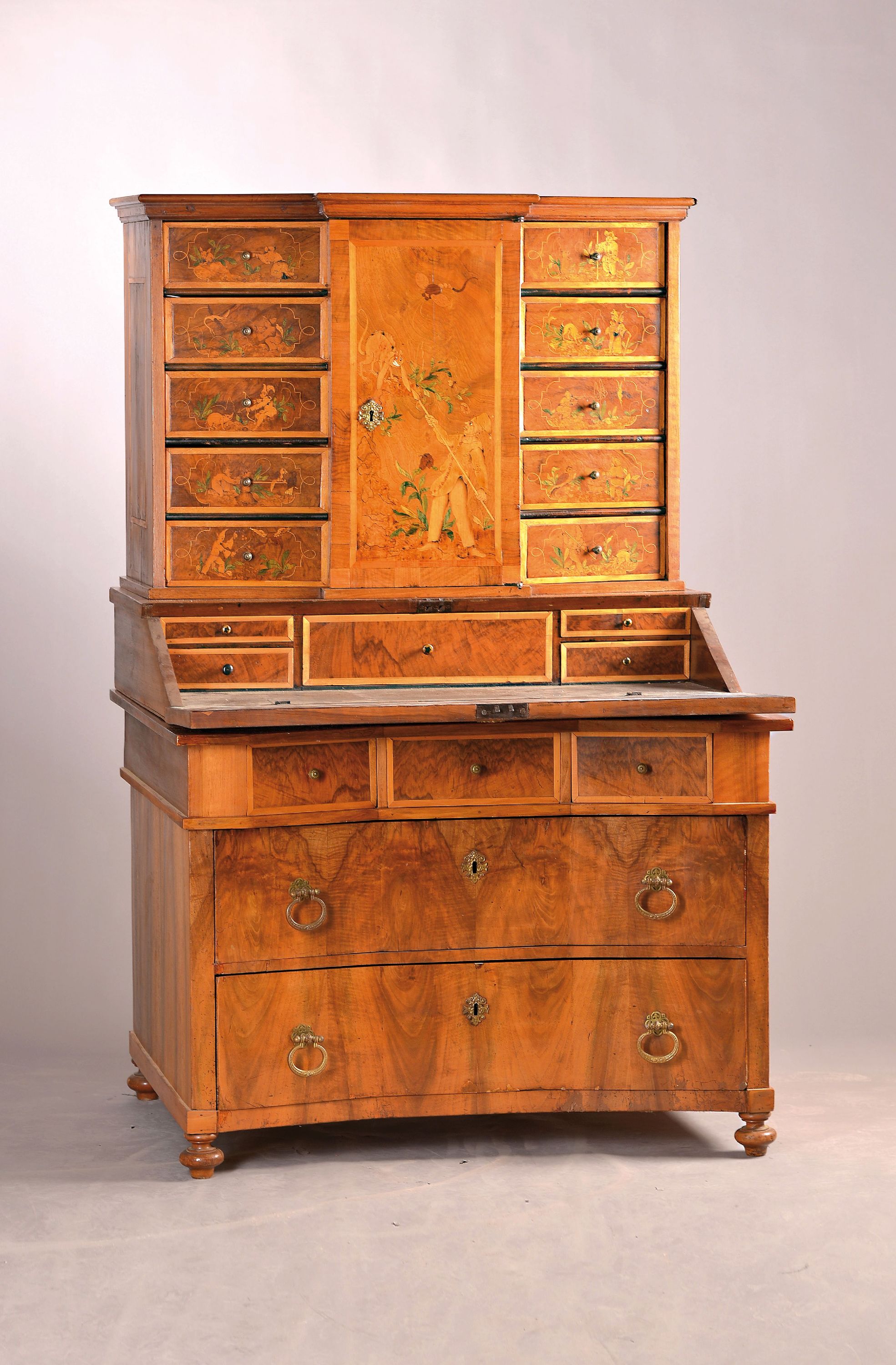 Detail b: Aufsatzsekretär, süddeutsch, 18. Jh., Nussbaumfurnier, dreiteilig, Aufsatz mit 10 Schubladen und einer Tür, Kommodenunterteil mit 5 Schubladen, ...