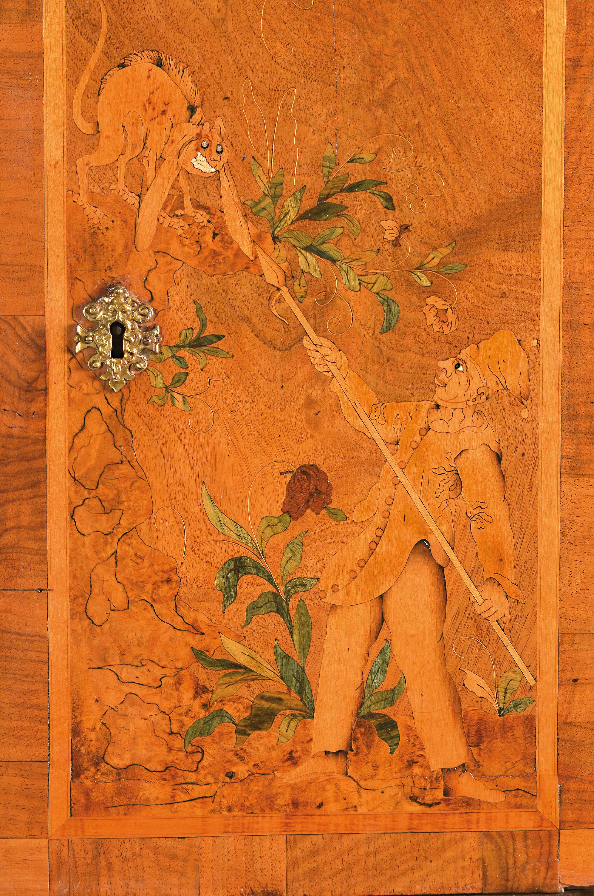 Detail c: Aufsatzsekretär, süddeutsch, 18. Jh., Nussbaumfurnier, dreiteilig, Aufsatz mit 10 Schubladen und einer Tür, Kommodenunterteil mit 5 Schubladen, ...