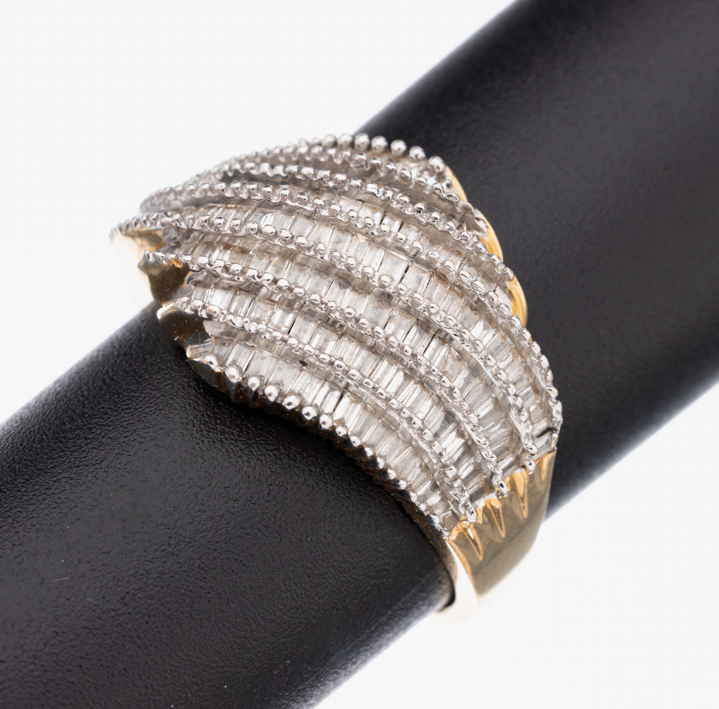 14 kt Gold Diamant-Ring, WG/GG 585/000, ca.138 Diamantbaguettes zus. ca. 1.50 ct Weiß/p1, RW 57, ca. 5.5 g, Meistermarke unged.
