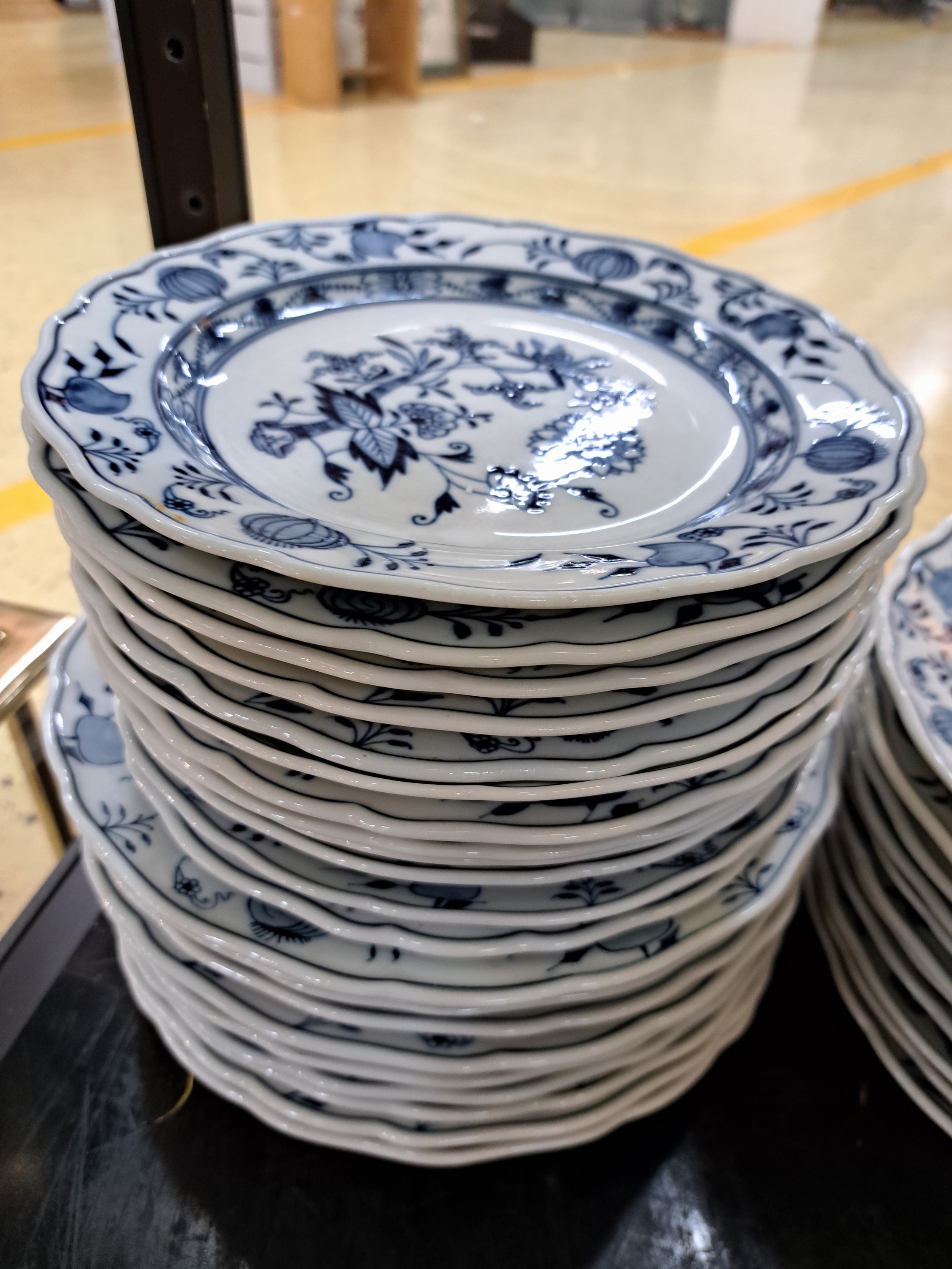 Detail a: Speiseservice für 12 Personen, Meissen, nach 1882, 1. Wahl, blaues Zwiebelmuster unter der Glasur, 12 flache Teller, 12 tiefe Teller, 12 ...