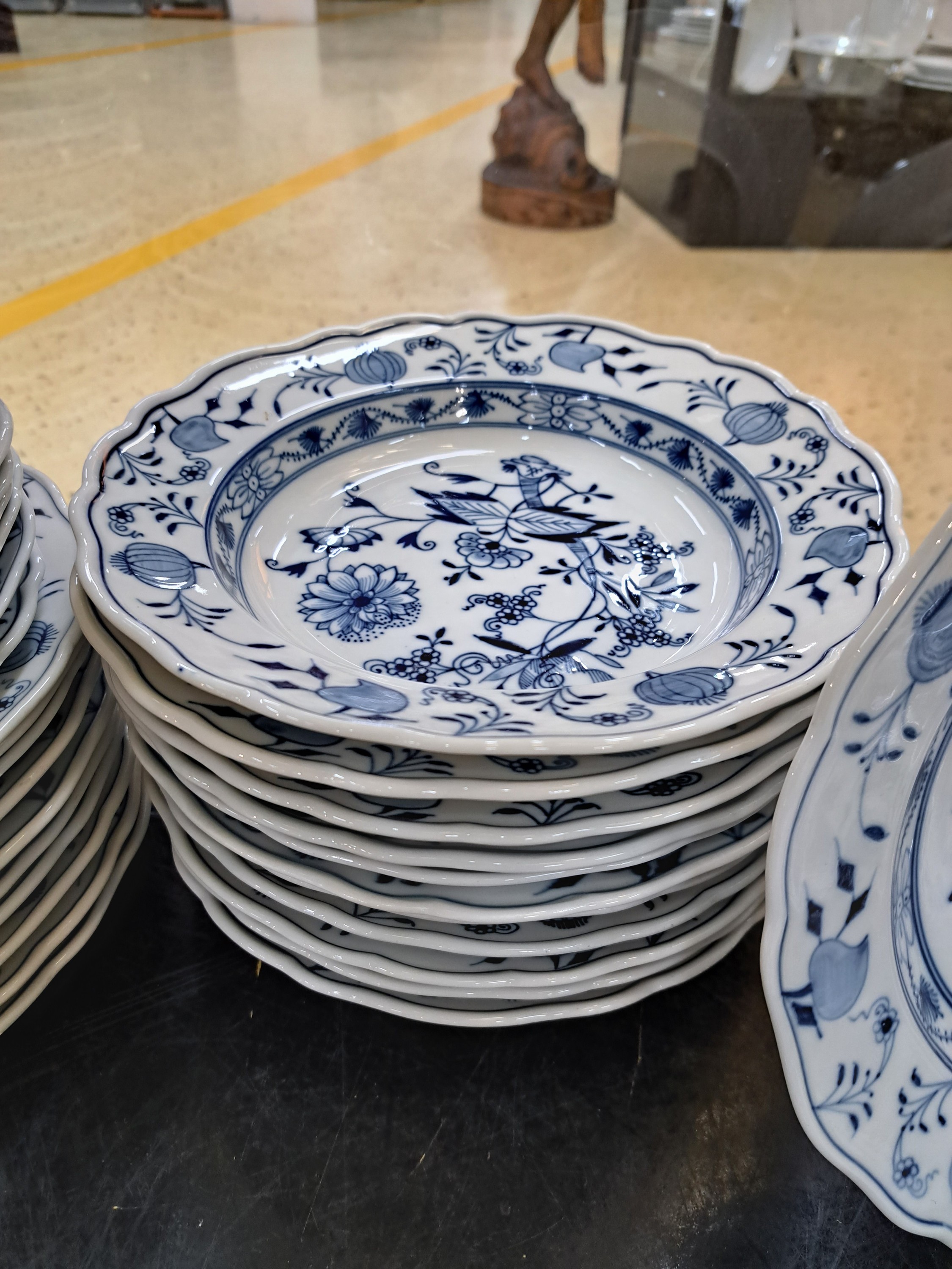 Detail b: Speiseservice für 12 Personen, Meissen, nach 1882, 1. Wahl, blaues Zwiebelmuster unter der Glasur, 12 flache Teller, 12 tiefe Teller, 12 ...