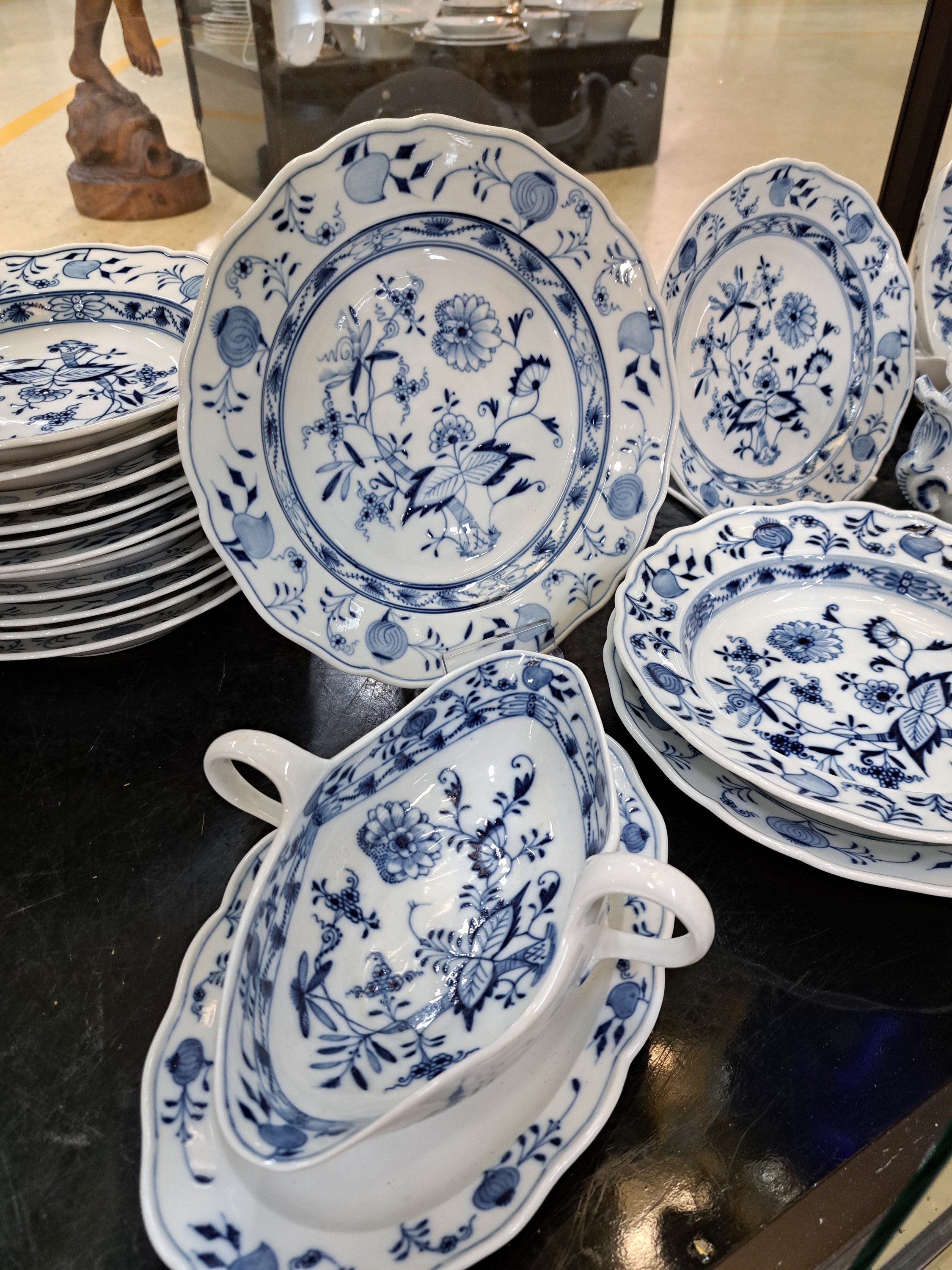 Detail c: Speiseservice für 12 Personen, Meissen, nach 1882, 1. Wahl, blaues Zwiebelmuster unter der Glasur, 12 flache Teller, 12 tiefe Teller, 12 ...
