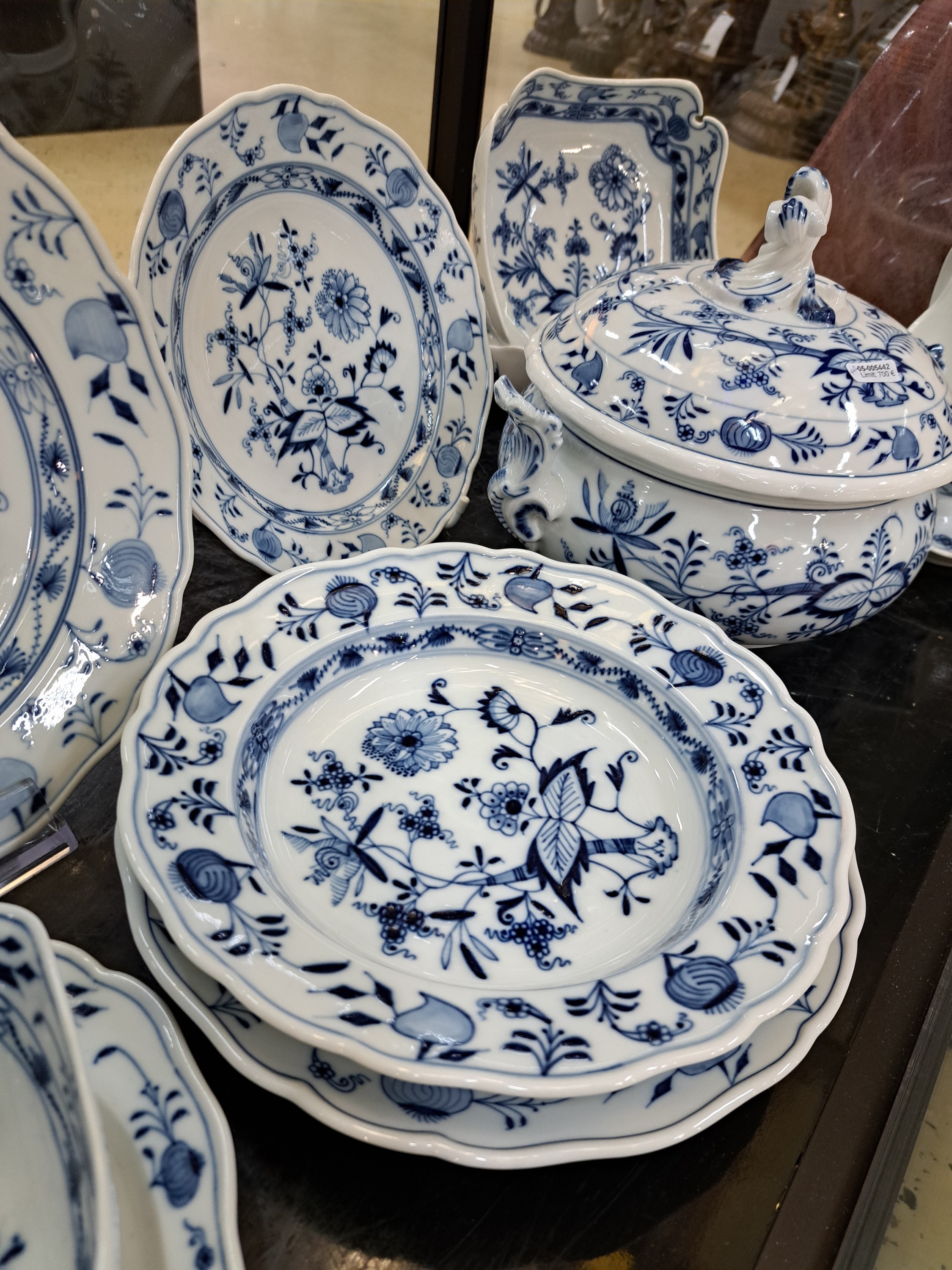 Detail d: Speiseservice für 12 Personen, Meissen, nach 1882, 1. Wahl, blaues Zwiebelmuster unter der Glasur, 12 flache Teller, 12 tiefe Teller, 12 ...