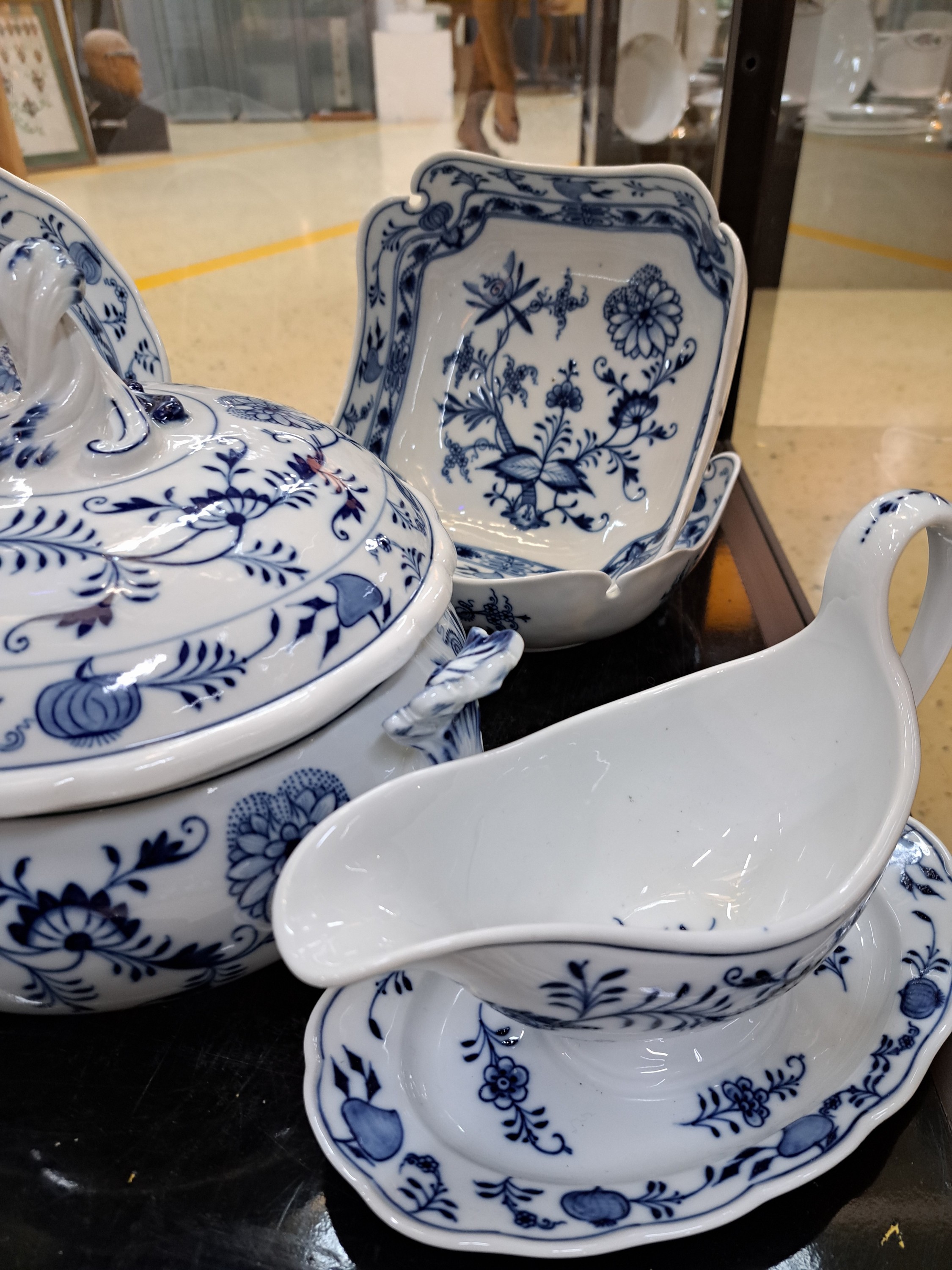 Detail e: Speiseservice für 12 Personen, Meissen, nach 1882, 1. Wahl, blaues Zwiebelmuster unter der Glasur, 12 flache Teller, 12 tiefe Teller, 12 ...
