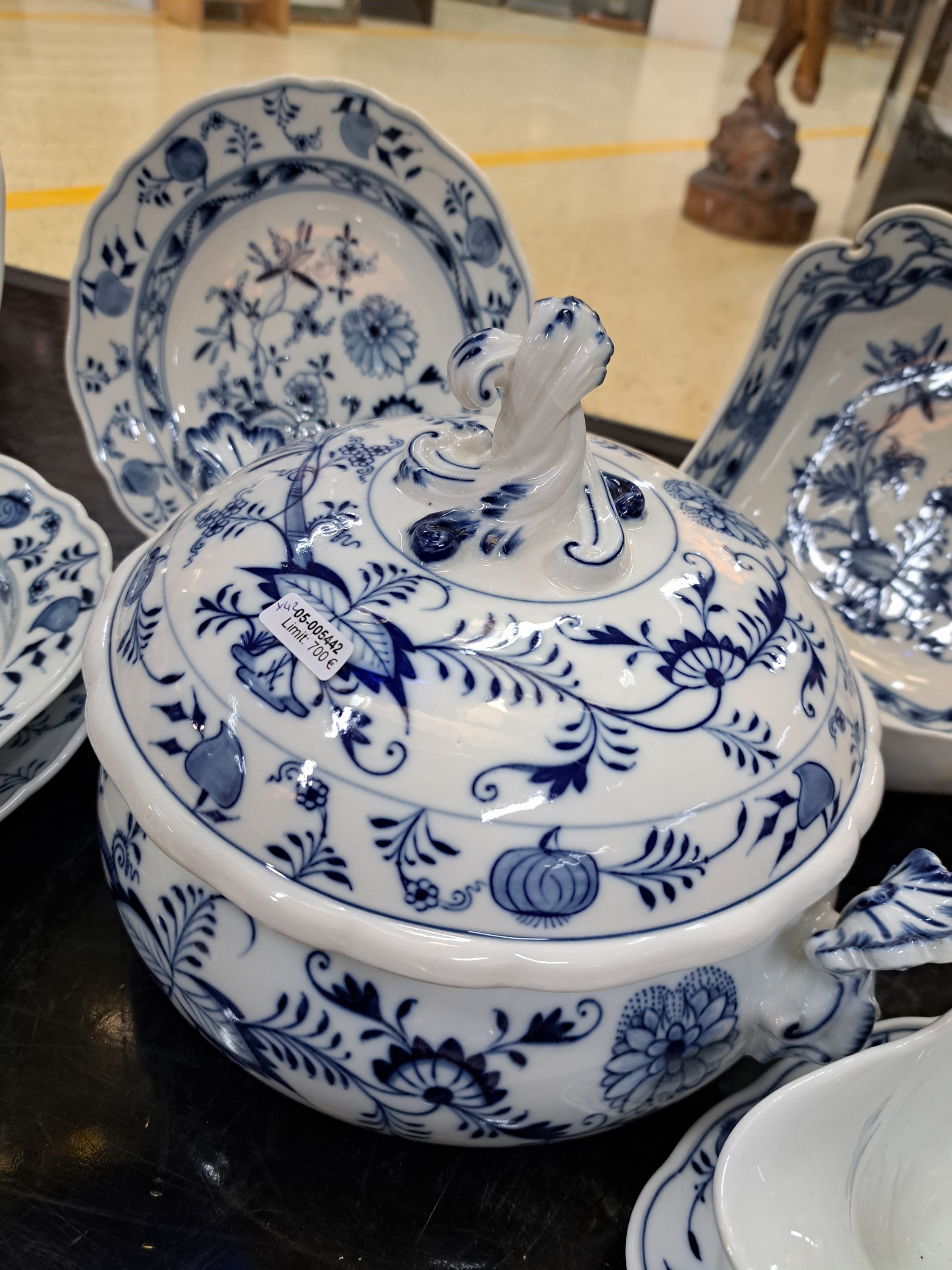Detail f: Speiseservice für 12 Personen, Meissen, nach 1882, 1. Wahl, blaues Zwiebelmuster unter der Glasur, 12 flache Teller, 12 tiefe Teller, 12 ...