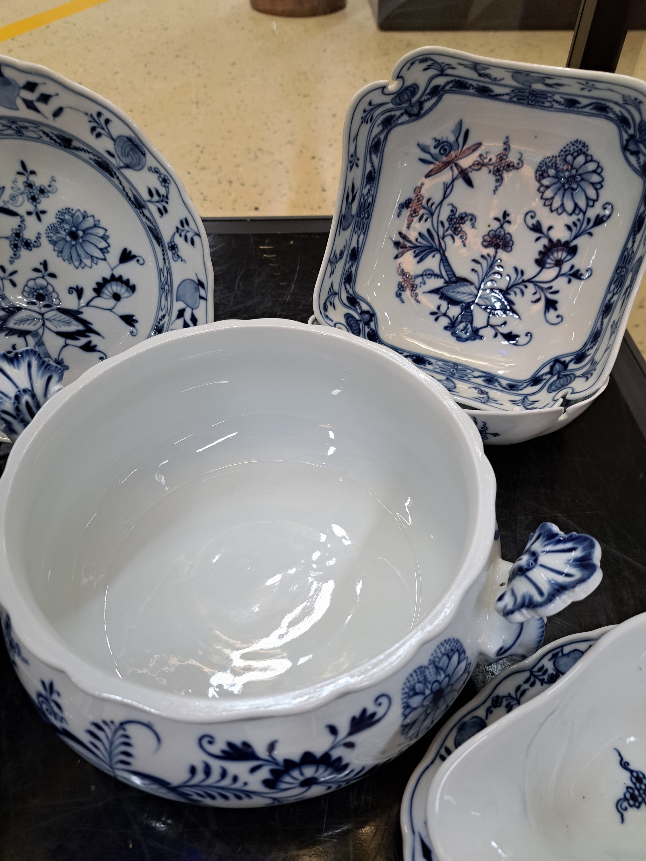 Detail g: Speiseservice für 12 Personen, Meissen, nach 1882, 1. Wahl, blaues Zwiebelmuster unter der Glasur, 12 flache Teller, 12 tiefe Teller, 12 ...