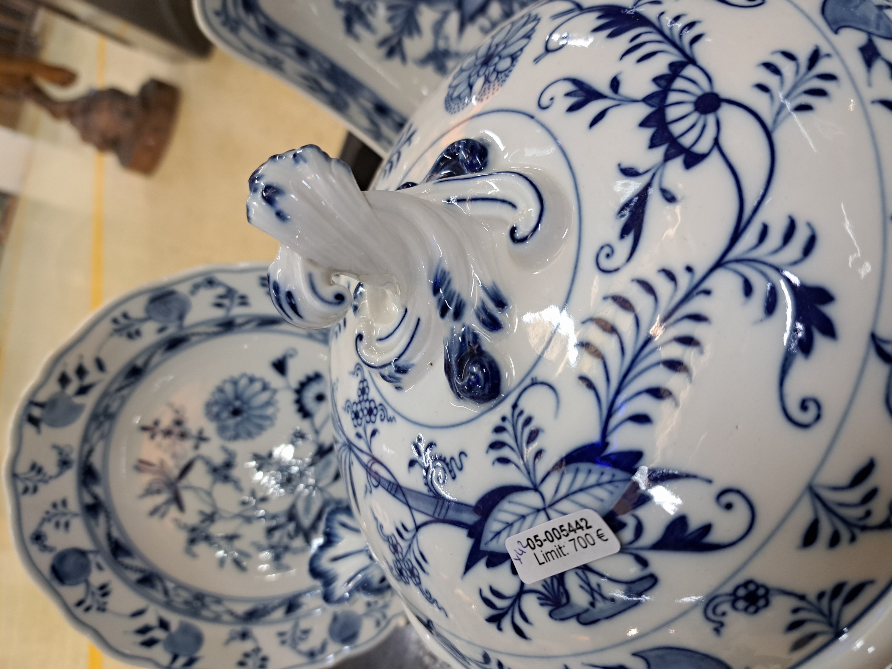 Detail h: Speiseservice für 12 Personen, Meissen, nach 1882, 1. Wahl, blaues Zwiebelmuster unter der Glasur, 12 flache Teller, 12 tiefe Teller, 12 ...