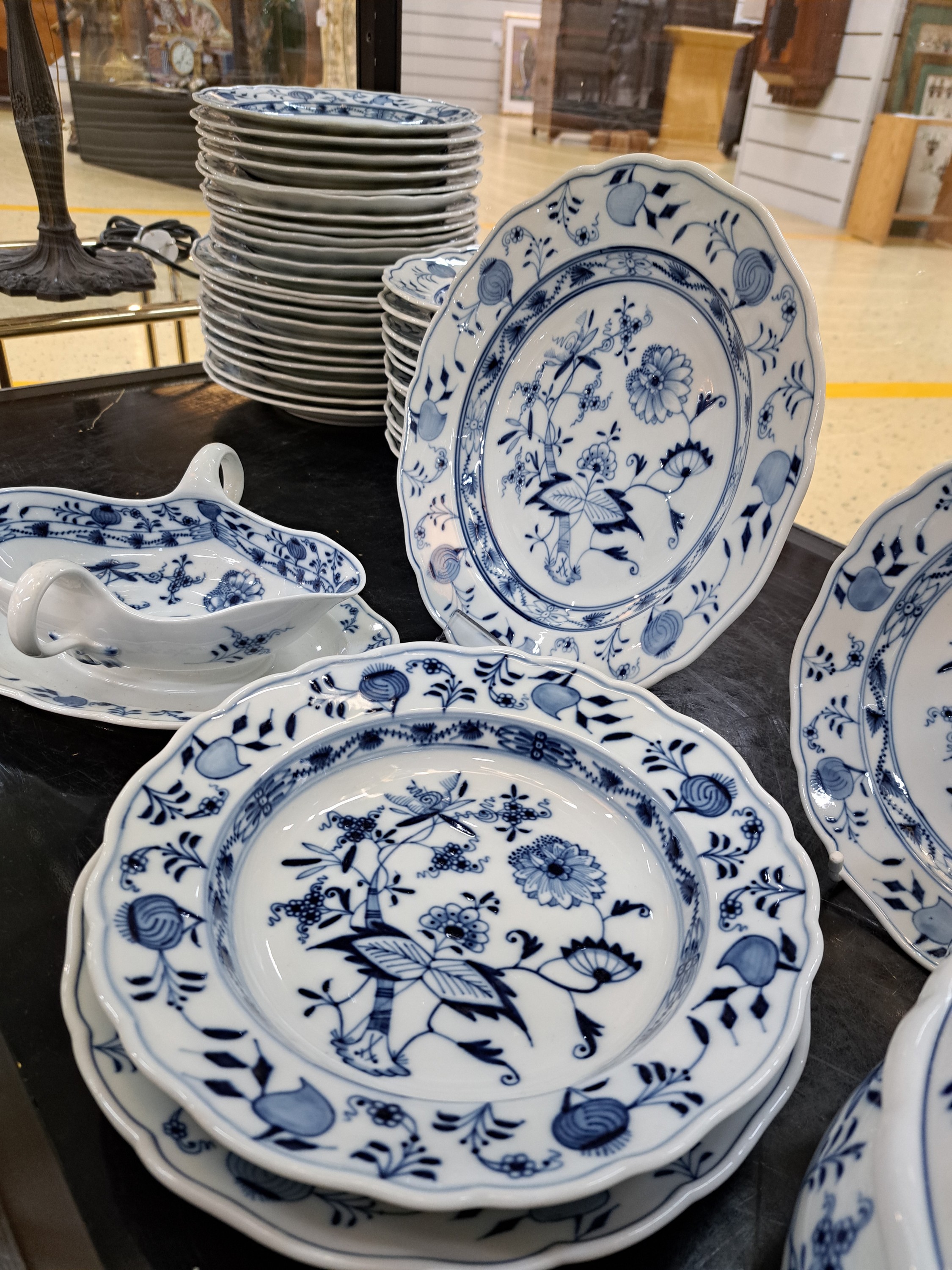 Detail i: Speiseservice für 12 Personen, Meissen, nach 1882, 1. Wahl, blaues Zwiebelmuster unter der Glasur, 12 flache Teller, 12 tiefe Teller, 12 ...