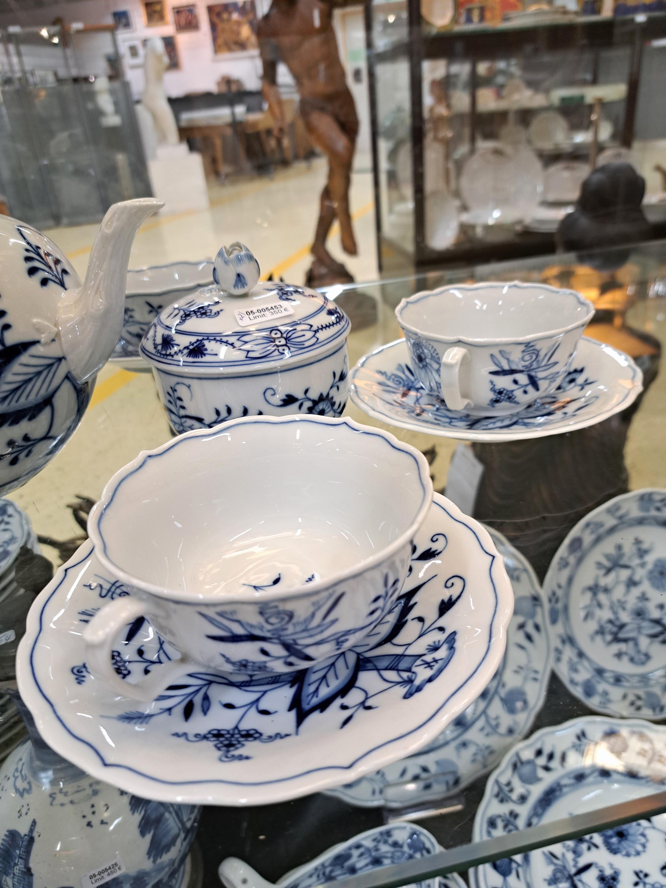 Detail a: Teeservice, Meissen, um 1900 und später, 1. Wahl, blaues Zwiebelmuster unter der Glasur, Teekanne, Zuckerdose, Milchkännchen, 6 Tassen mit ...
