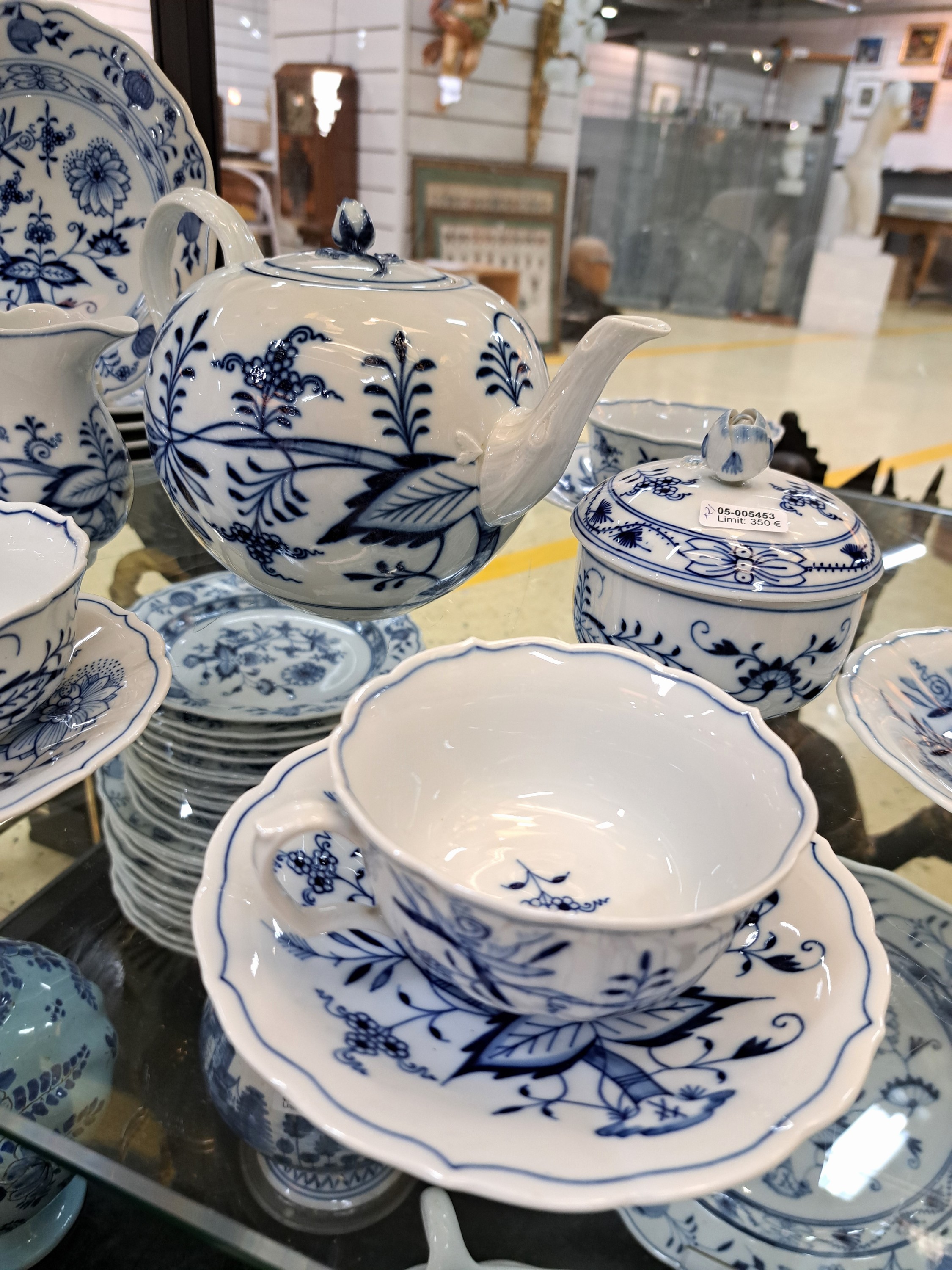 Detail b: Teeservice, Meissen, um 1900 und später, 1. Wahl, blaues Zwiebelmuster unter der Glasur, Teekanne, Zuckerdose, Milchkännchen, 6 Tassen mit ...