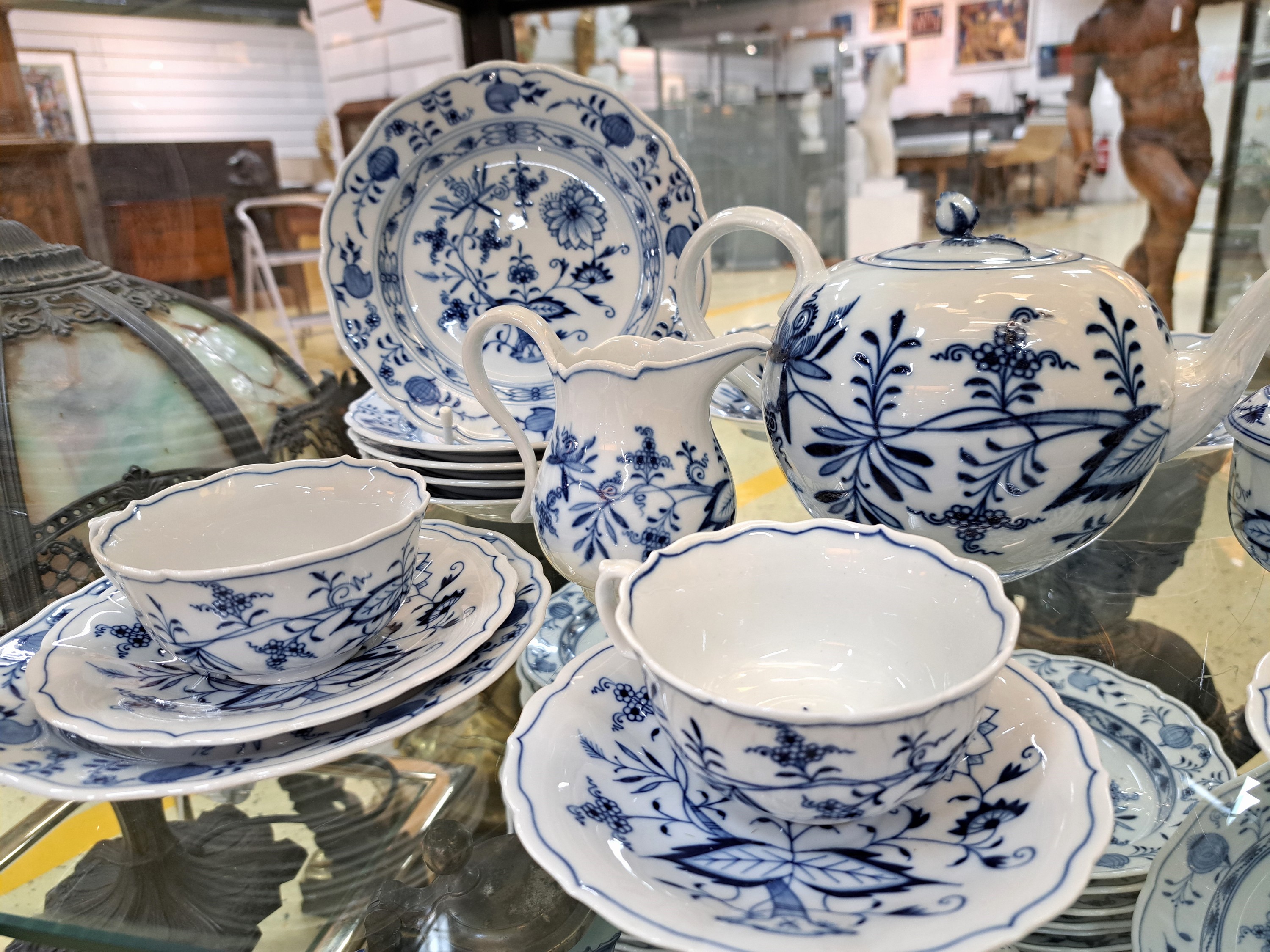 Detail c: Teeservice, Meissen, um 1900 und später, 1. Wahl, blaues Zwiebelmuster unter der Glasur, Teekanne, Zuckerdose, Milchkännchen, 6 Tassen mit ...