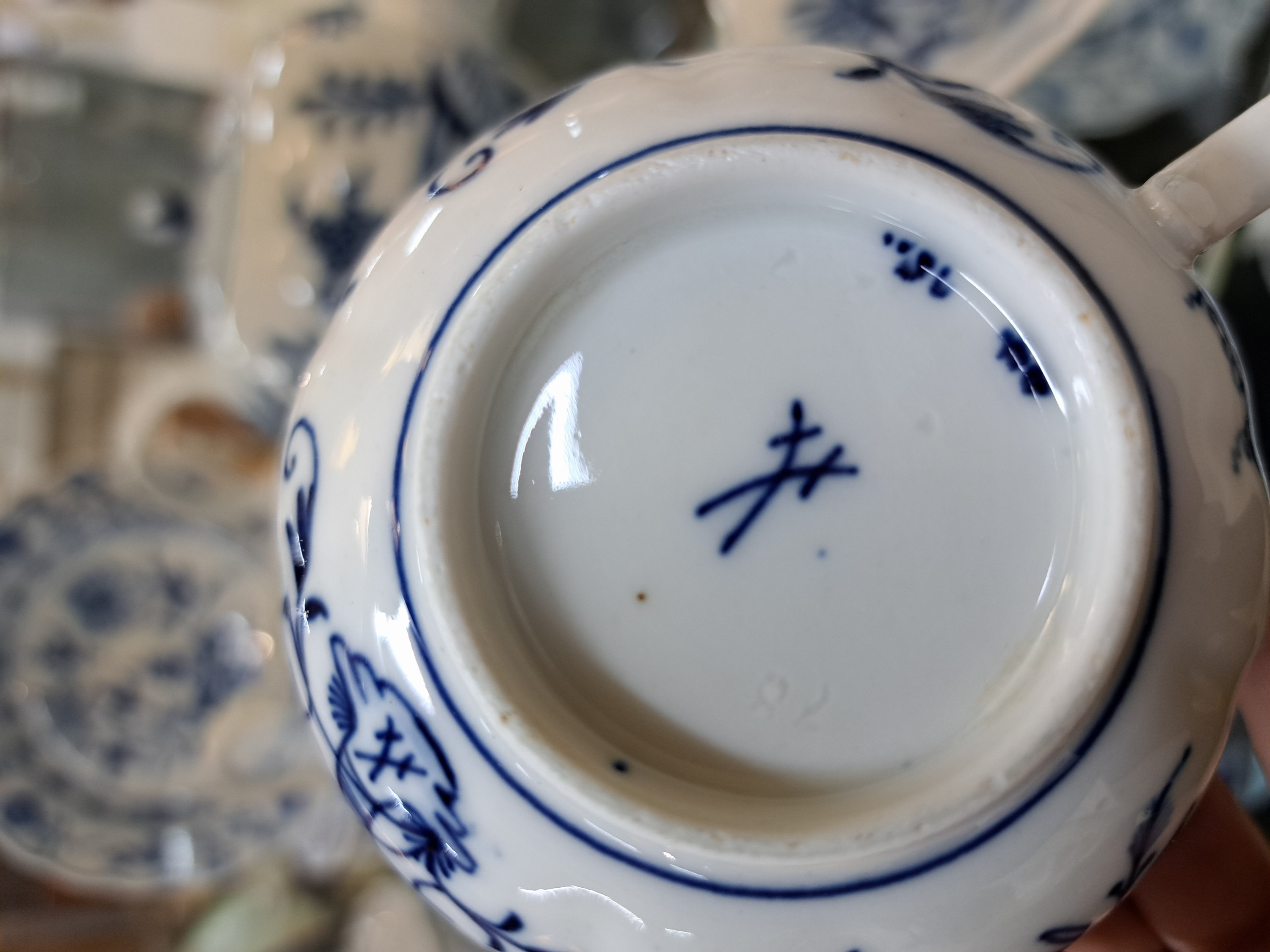Detail d: Teeservice, Meissen, um 1900 und später, 1. Wahl, blaues Zwiebelmuster unter der Glasur, Teekanne, Zuckerdose, Milchkännchen, 6 Tassen mit ...