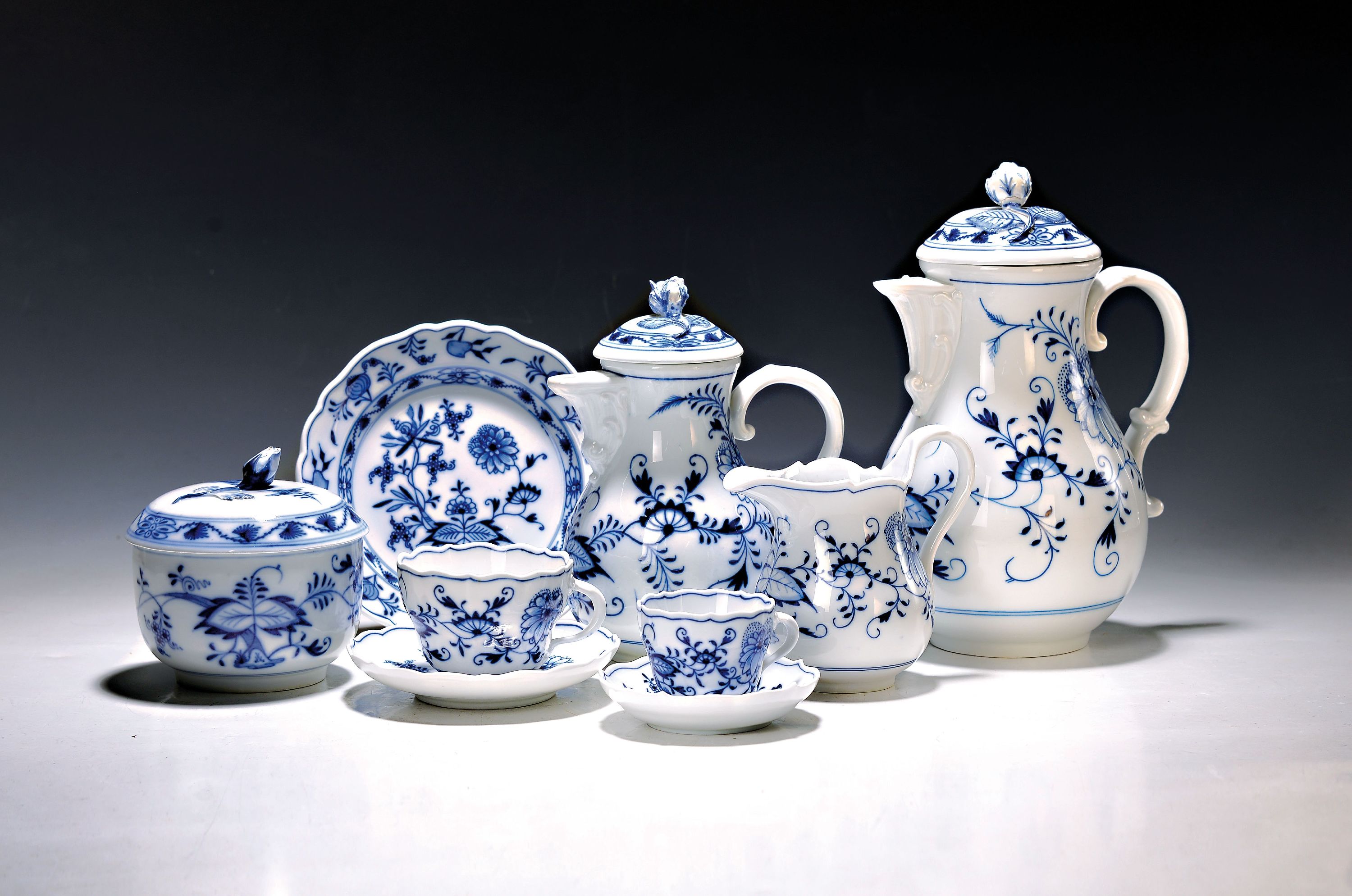 Kaffee- und Mokkaservice, Meissen, um 1890, 1. und 2. Wahl, blaues Zwiebelmuster unter der Glasur: Kaffeekanne, 1.Wahl, l. am Ausguss best.; ...