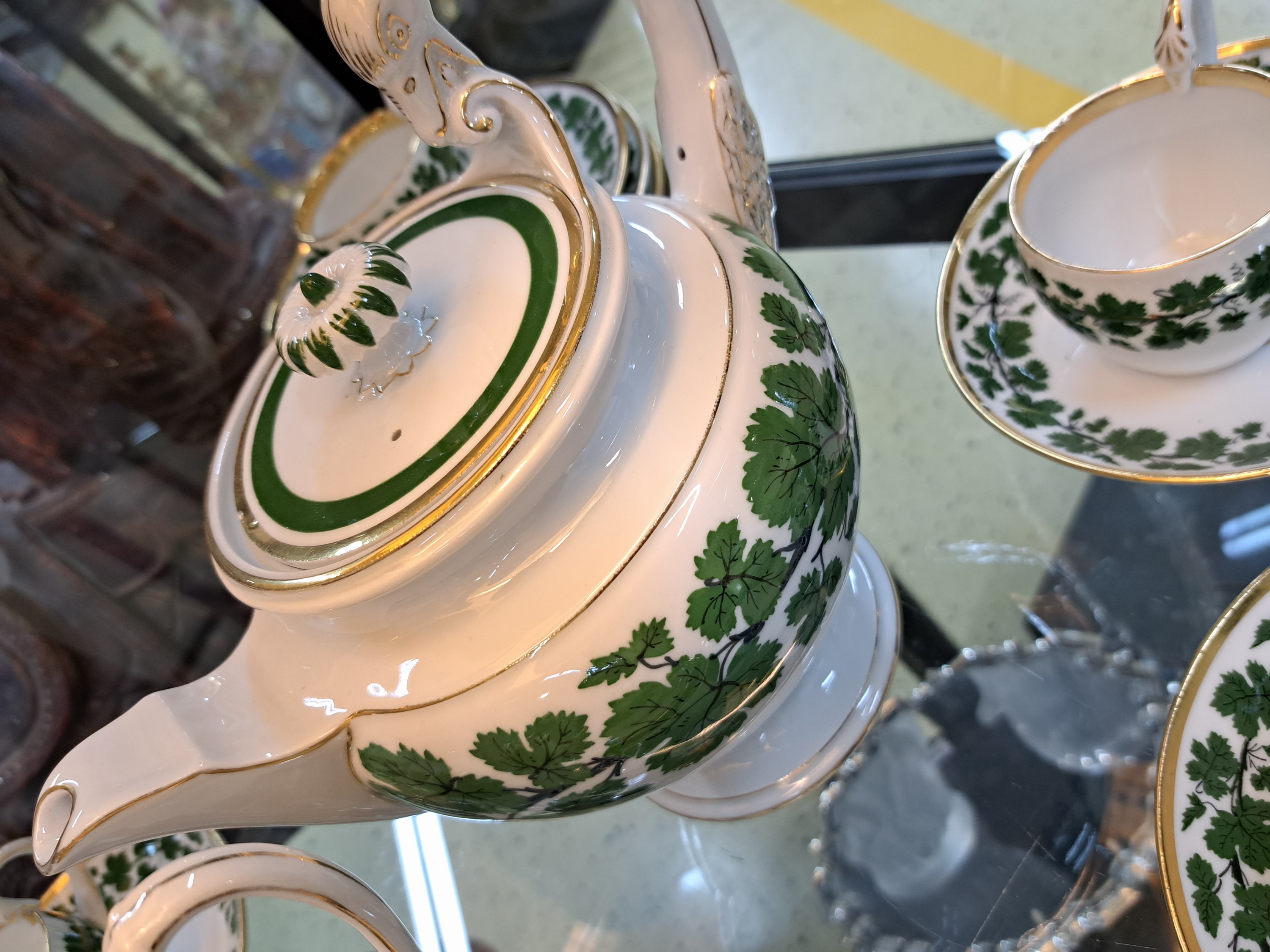 Detail b: Kaffeeservice, Meissen, um 1890, 1. Wahl, Dekor voller grüner Weinkranz, Schwanenhenkel, Goldränder, Kanne, Milchkanne, 6 Tassen mit Untertassen, 6 ...