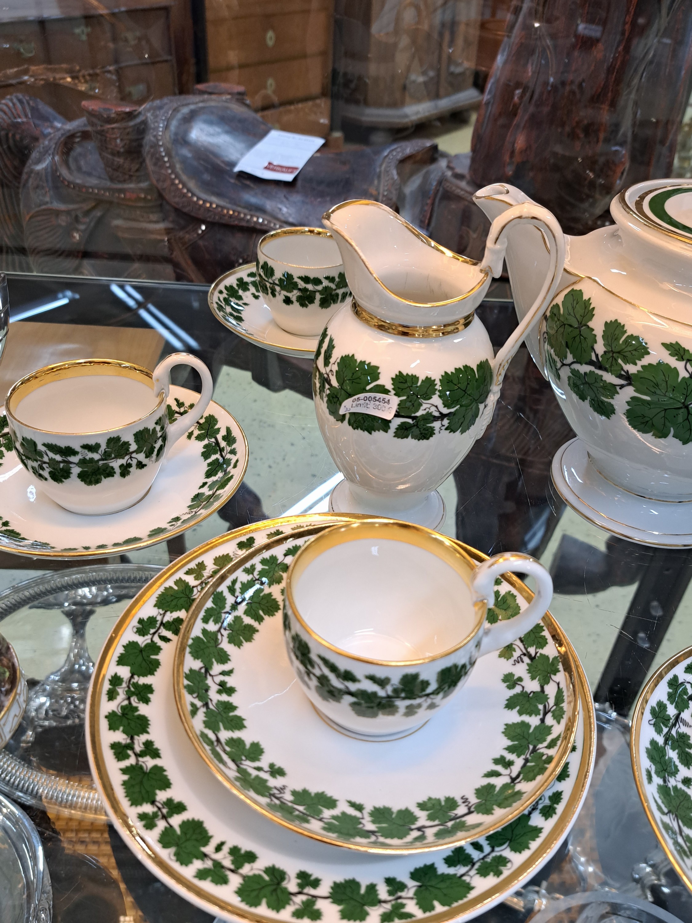 Detail c: Kaffeeservice, Meissen, um 1890, 1. Wahl, Dekor voller grüner Weinkranz, Schwanenhenkel, Goldränder, Kanne, Milchkanne, 6 Tassen mit Untertassen, 6 ...