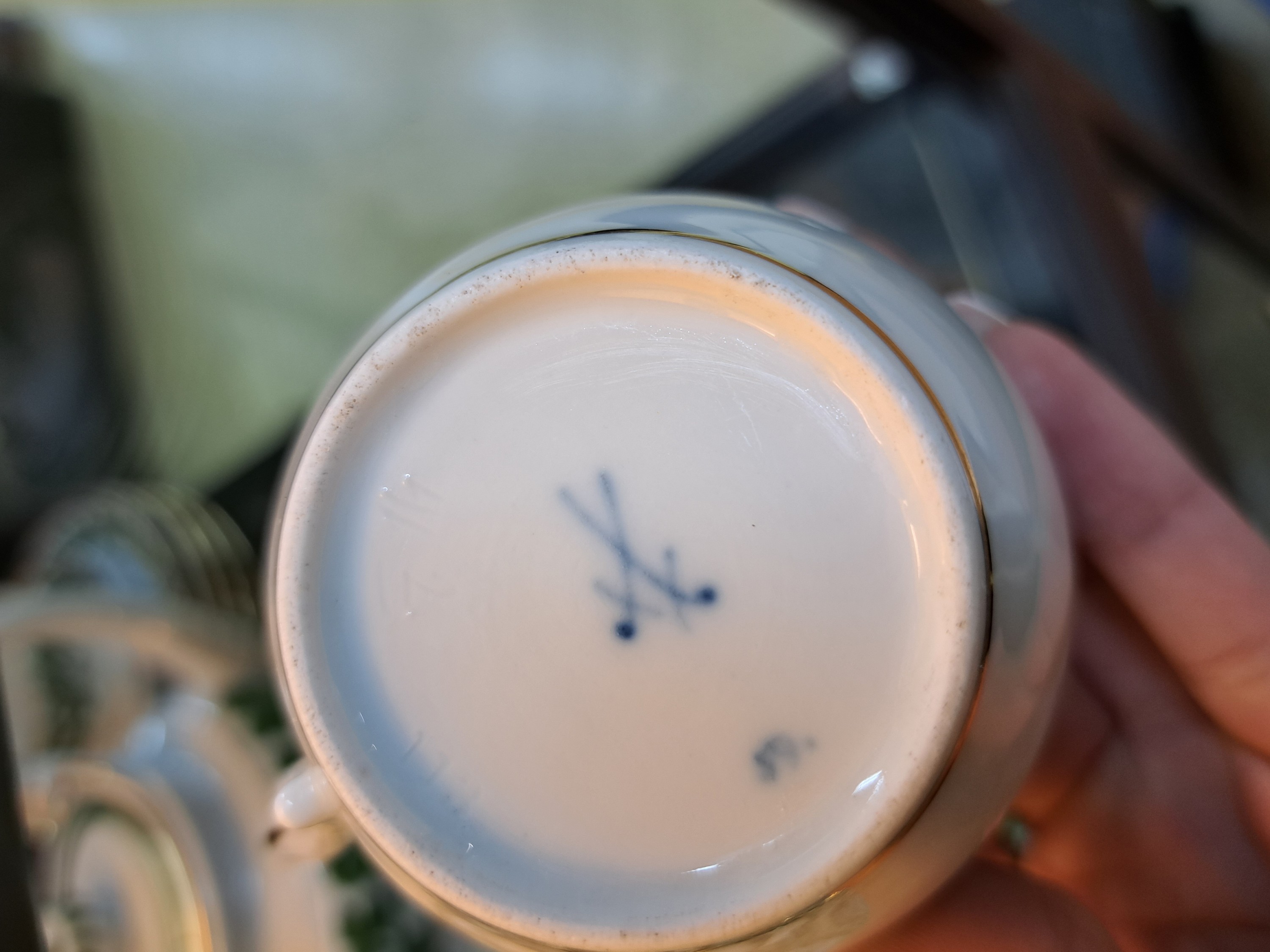 Detail d: Kaffeeservice, Meissen, um 1890, 1. Wahl, Dekor voller grüner Weinkranz, Schwanenhenkel, Goldränder, Kanne, Milchkanne, 6 Tassen mit Untertassen, 6 ...