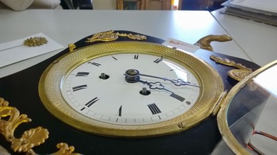 26928748a - Tischuhr, deutsch um 1840, Holzgehäuse sek. farblich gefaßt, beidseitig ...