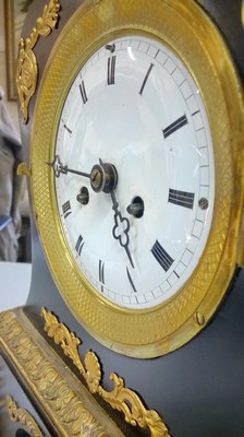 26928748b - Tischuhr, deutsch um 1840, Holzgehäuse sek. farblich gefaßt, beidseitig ...