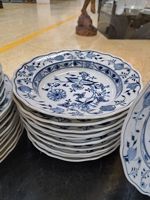 26928750b - Speiseservice für 12 Personen, Meissen, nach 1882, 1. Wahl, blaues Zwiebelmuster ...