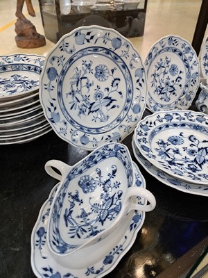 26928750c - Speiseservice für 12 Personen, Meissen, nach 1882, 1. Wahl, blaues Zwiebelmuster ...