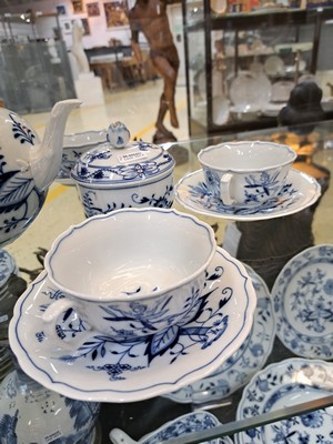 26928757a - Teeservice, Meissen, um 1900 und später, 1. Wahl, blaues Zwiebelmuster unter der ...