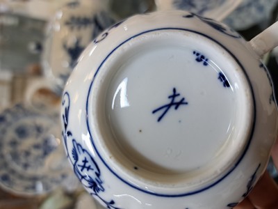 26928757d - Teeservice, Meissen, um 1900 und später, 1. Wahl, blaues Zwiebelmuster unter der ...