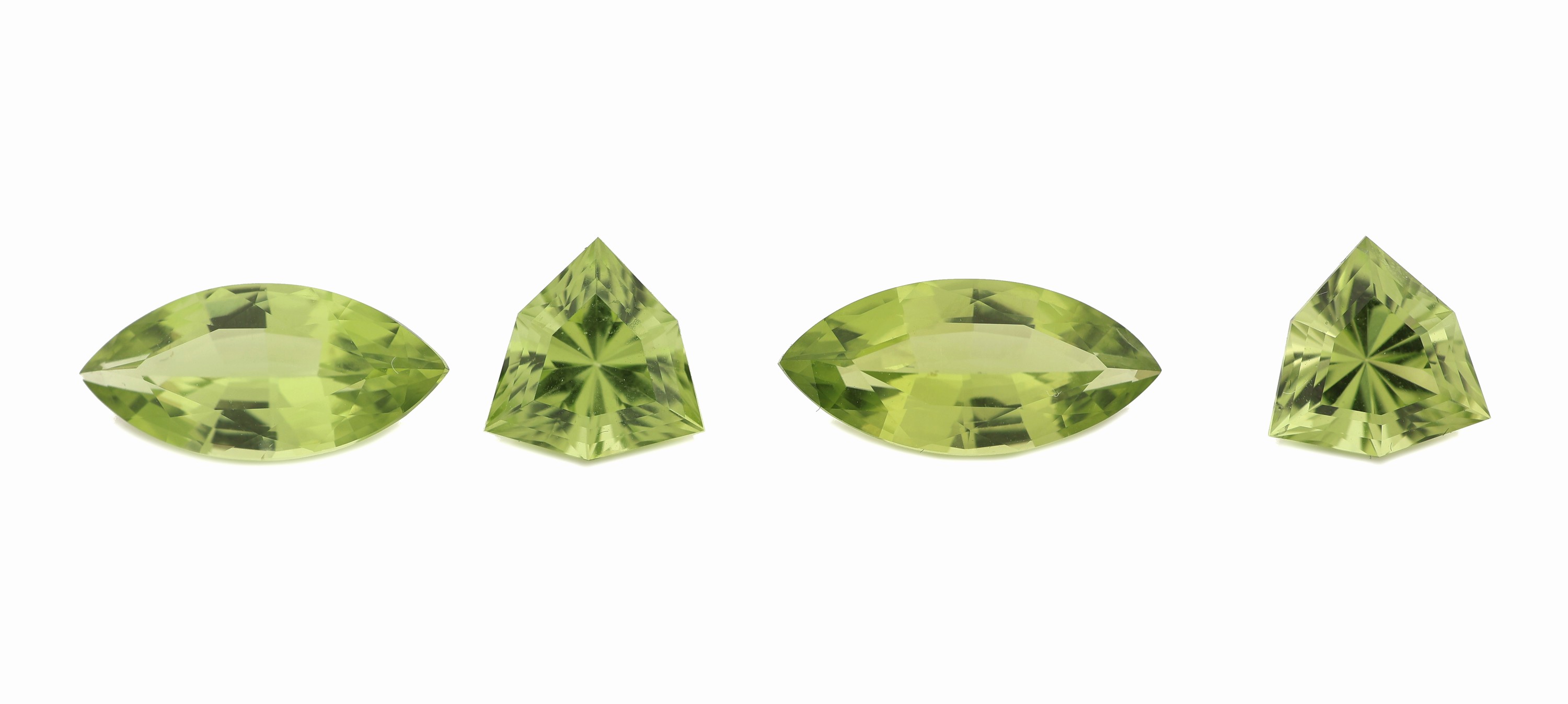 Lot 4 Peridots, zus. ca. 6.96 ct, 1 x 2 facett. Navettes zus. ca. 4.22 ct; 1 x 2 facett. Triangel zus. ca. 2.74 ct