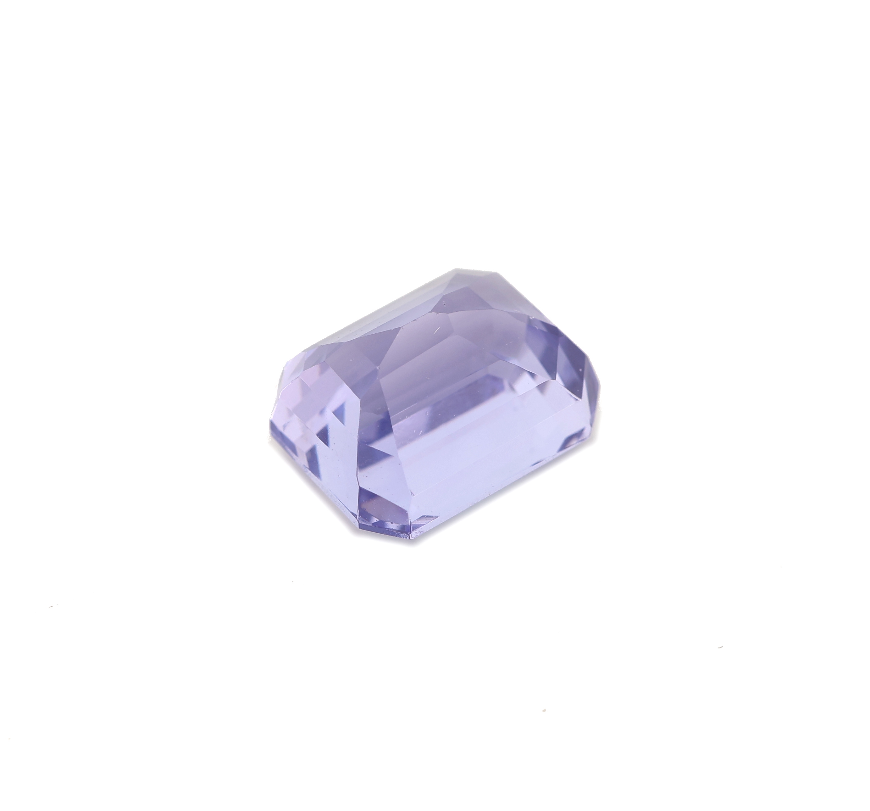 Detail b: Loser Tansanit, ca. 5.10 ct, oktogonaler Treppenschliff, ca. 9.9 x 8.1 x 6.3 mm