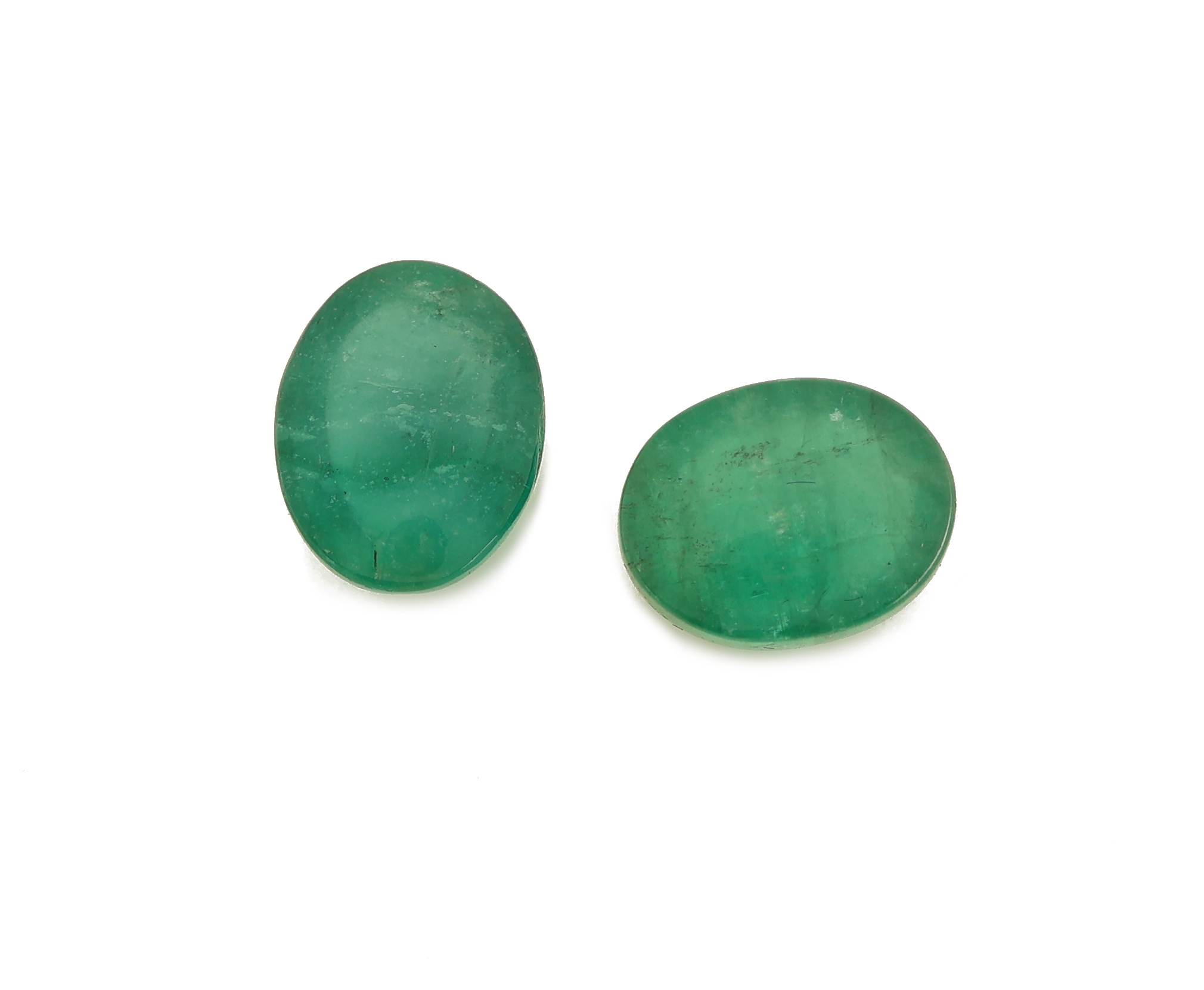 Detail a: Lot 2 lose Smaragd-Cabochons, zus. ca. 5.20 ct, ca. 9 x 7.1 x 5.3 mm