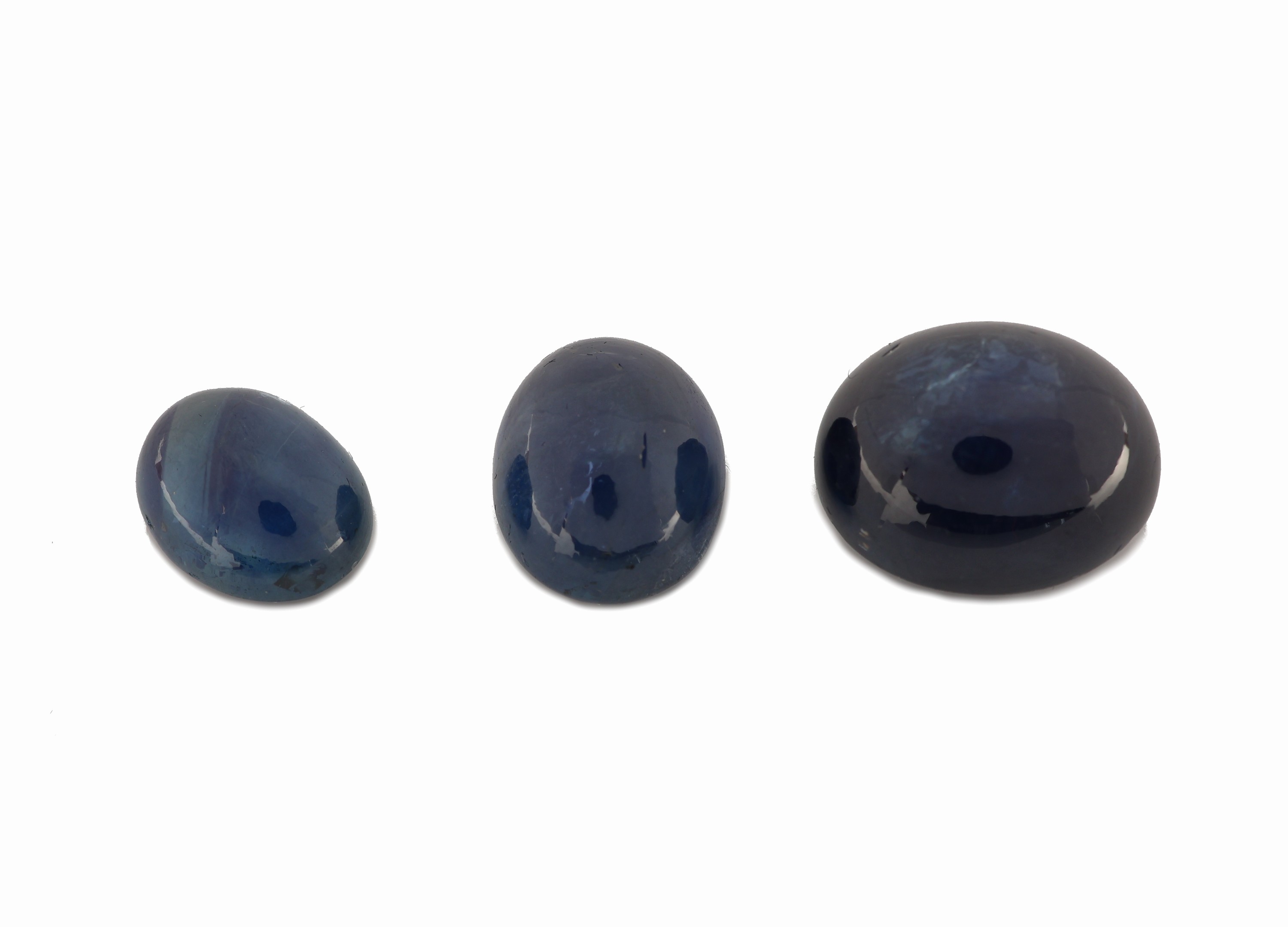 Lot 3 lose Saphir-Cabochons, zus. ca. 24.92 ct, versch. Größen und Farbnuancen
