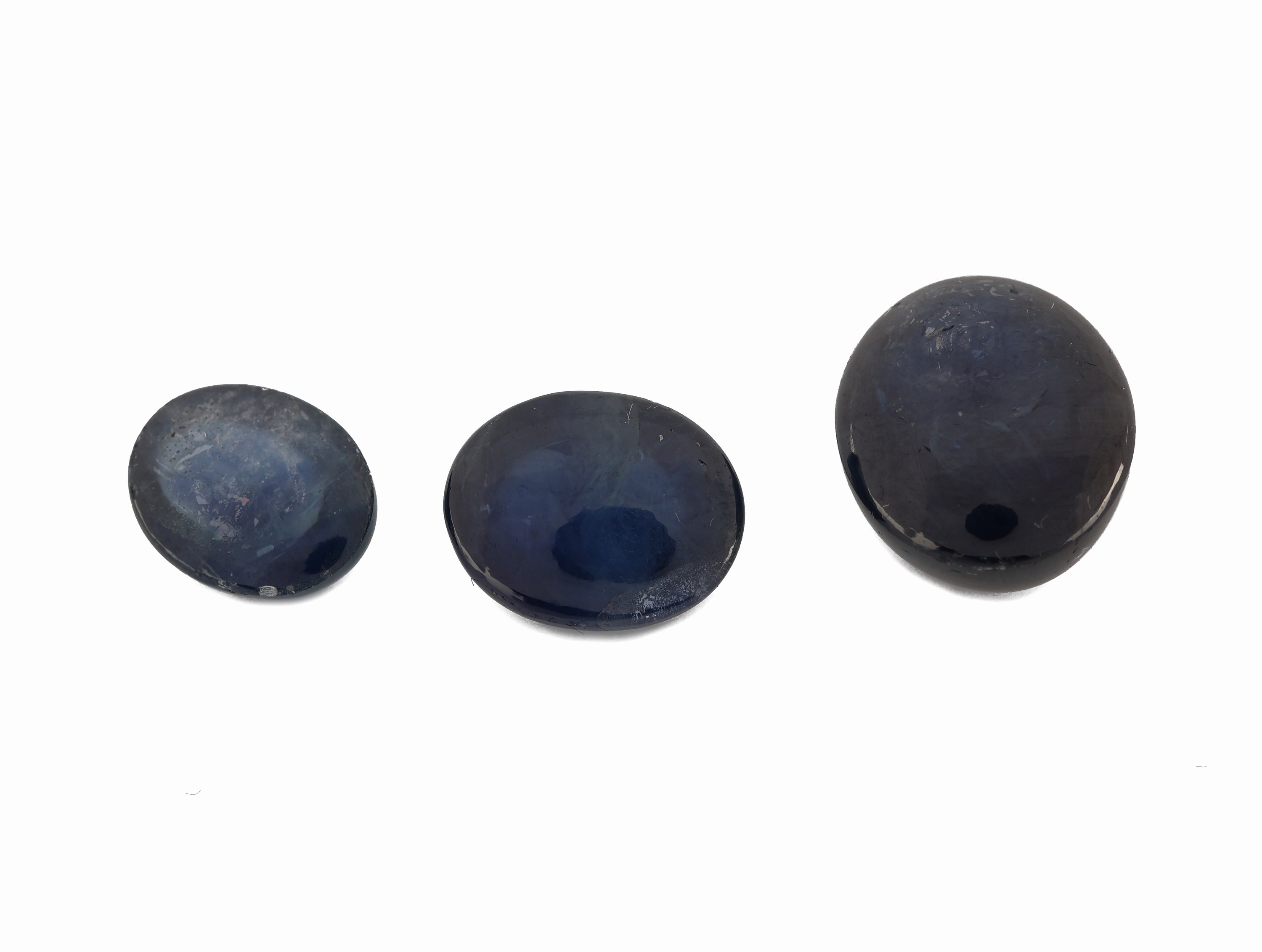 Detail a: Lot 3 lose Saphir-Cabochons, zus. ca. 24.92 ct, versch. Größen und Farbnuancen
