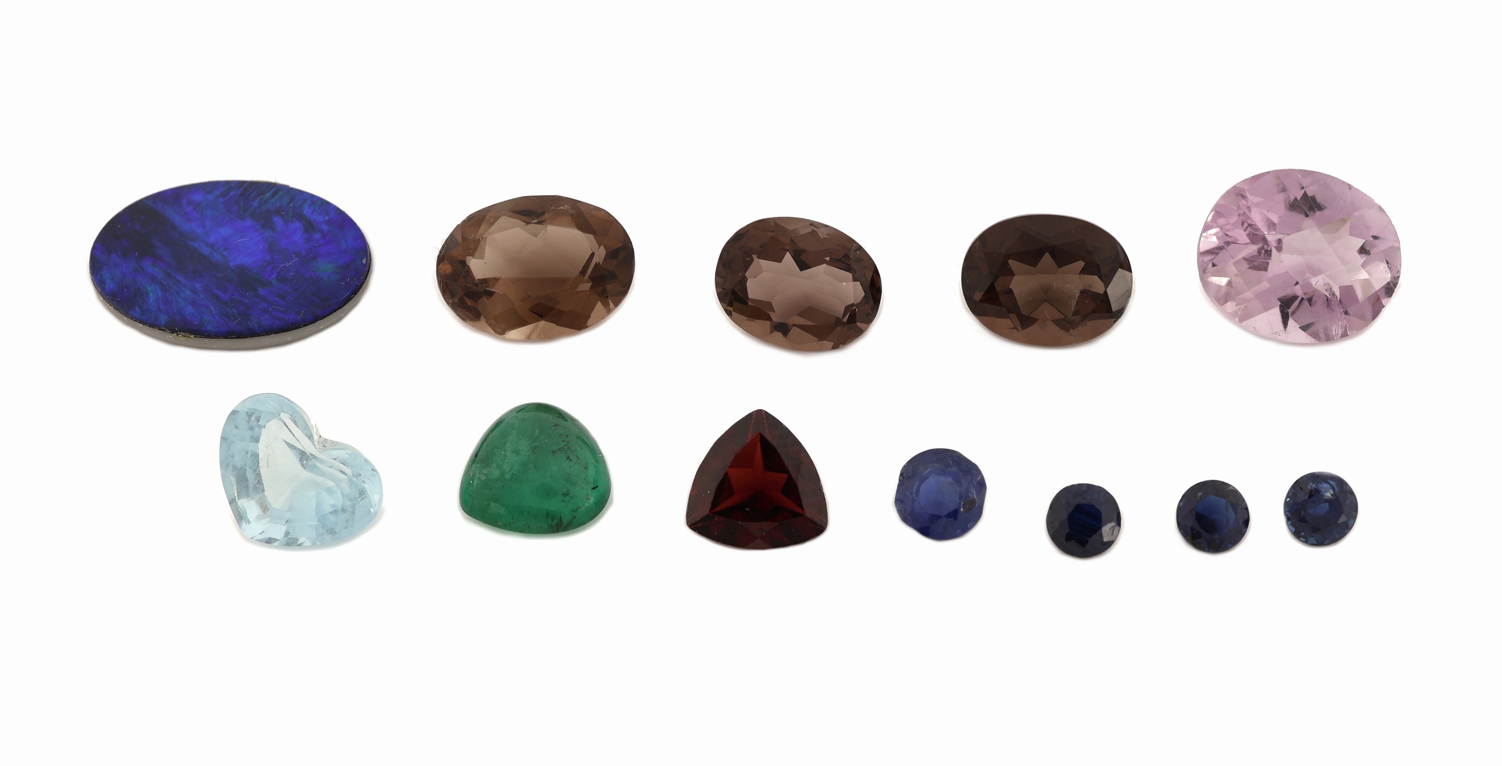 Lot lose Farbsteine, best. aus: 3 ovalfacett. Rauchquarze zus. ca. 5.86 ct, 4 rundfacett. Saphire in versch. Größen zus. ca. 1.35 ct, 1 ...