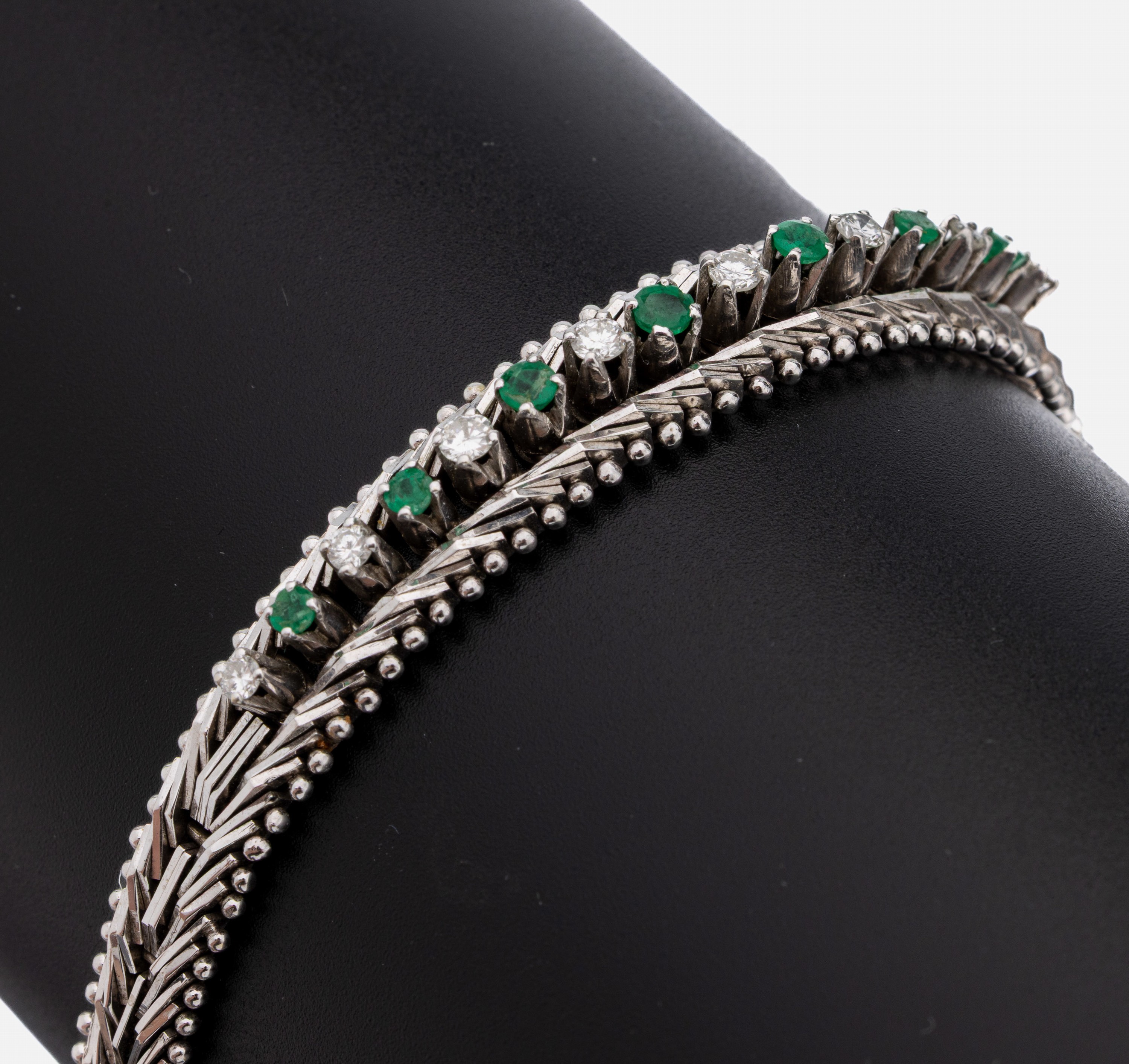14 kt Gold Brillant-Smaragd-Armband, 1970er Jahre, WG 585/000, 8 Brillanten zus. ca. 0.28 ct Weiß/si, 7 rundfacett. Smaragde zus. ca. 0.30 ct, L. ...
