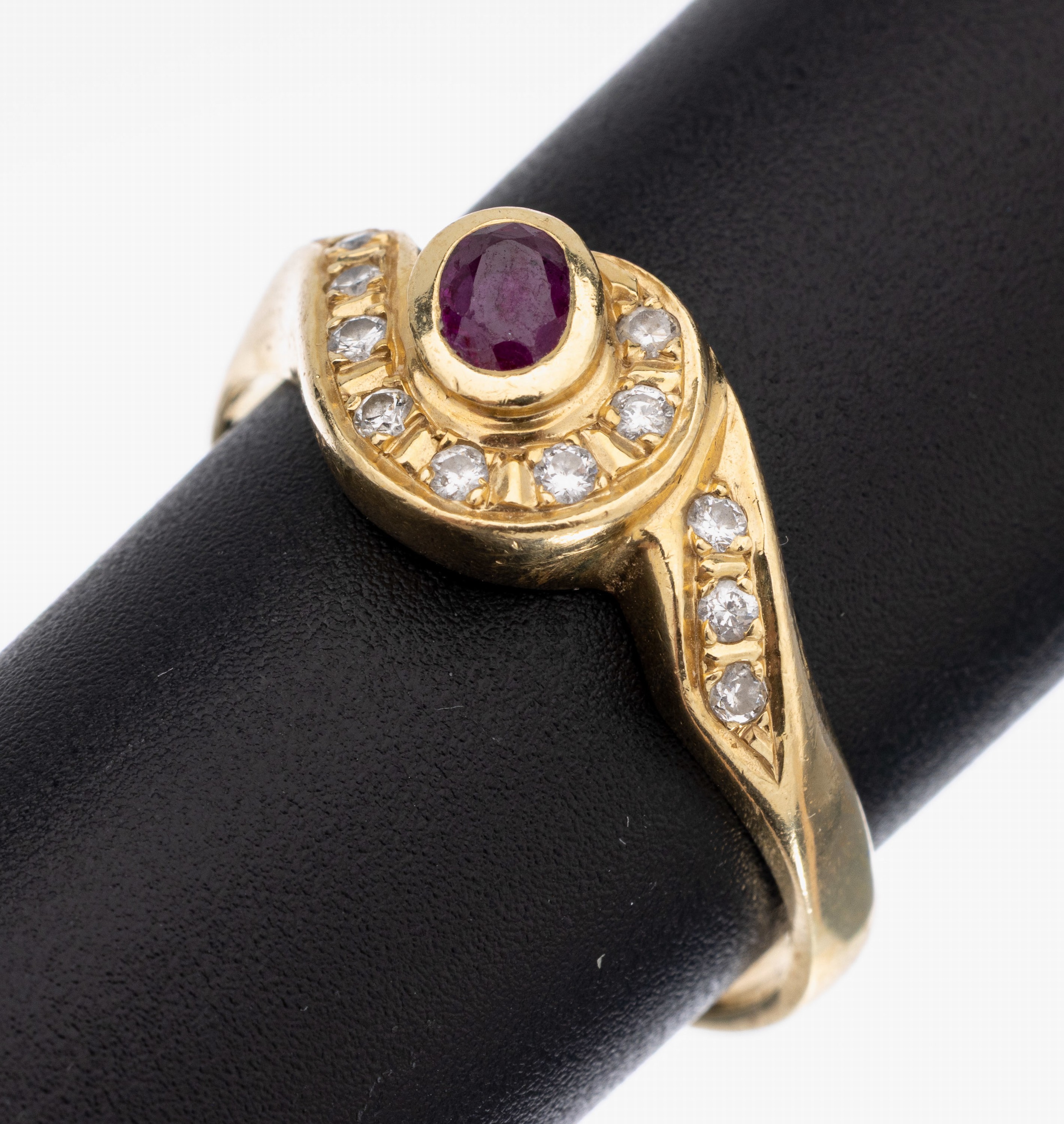 14 kt Gold Rubin-Brillant-Ring, GG 585/000,ovalfacett. Rubin ca. 0.10 ct, 11 Brillanten zus. ca. 0.14 ct Weiß/si, RW 65, ca. 4.8 g