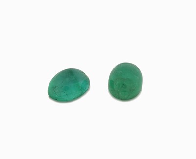 Image Lot 2 lose Smaragd-Cabochons, zus. ca. 5.20 ct, ca. 9 x 7.1 x 5.3 mm Schätzpreis: ...