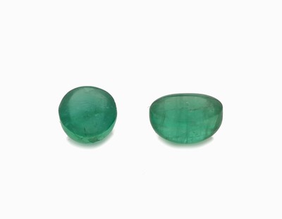 26928805a - Lot 2 lose Smaragd-Cabochons, zus. ca. 5.20 ct, ca. 9 x 7.1 x 5.3 mm Schätzpreis: ...
