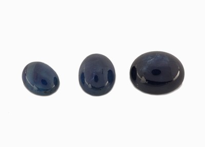Image Lot 3 lose Saphir-Cabochons, zus. ca. 24.92 ct, versch. Größen und Farbnuancen ...