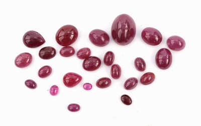 Image Lot lose Rubine, zus. ca. 63.00 ct, Cabochons in versch. Größen, Formen und ...
