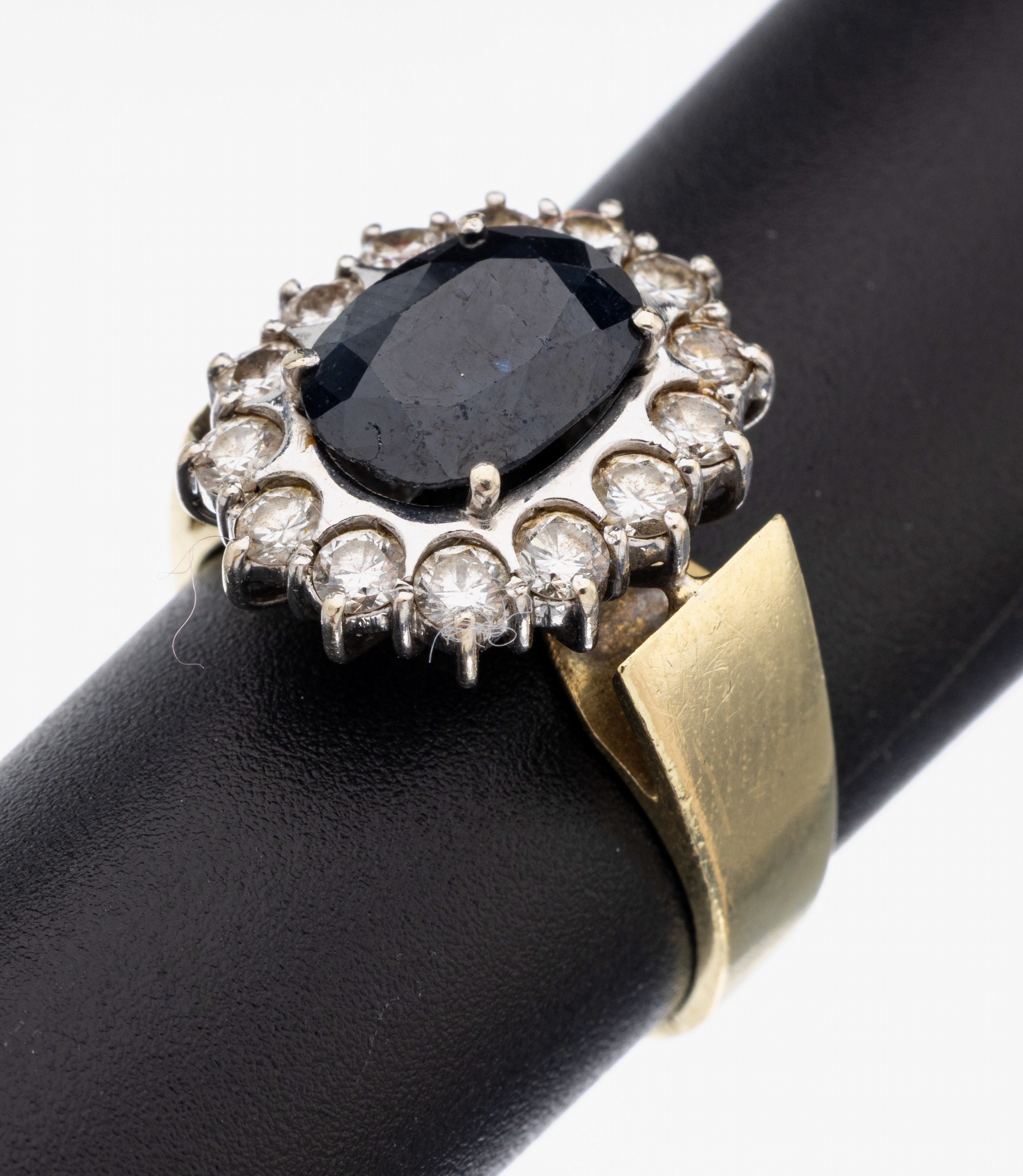 14 kt Gold Saphir-Brillant-Ring, GG/WG, Ringkopf WG, mittig erhaben gefasster ovalfacett. Saphir ca. 2.40 ct, 14 Brillanten zus. ca. 0.70 ct ...